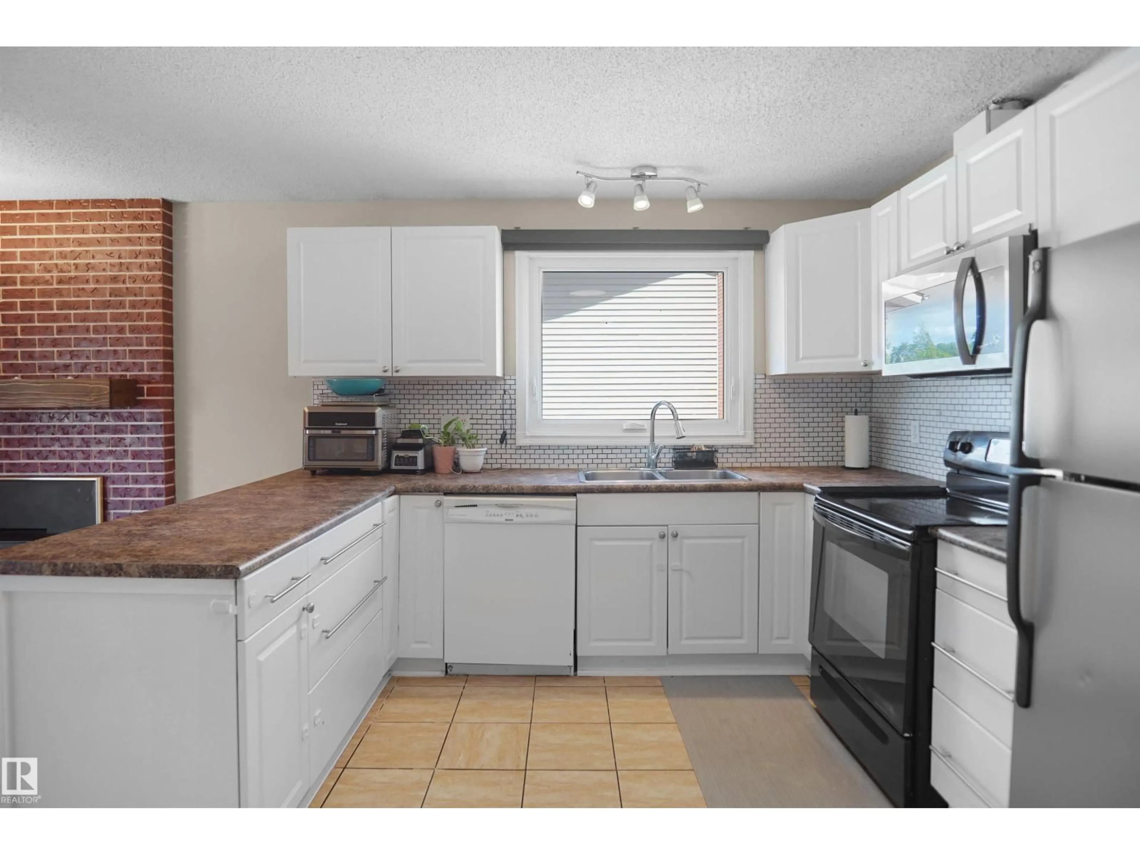 Standard kitchen, unknown for 13524 26 ST, Edmonton Alberta T5A3W1