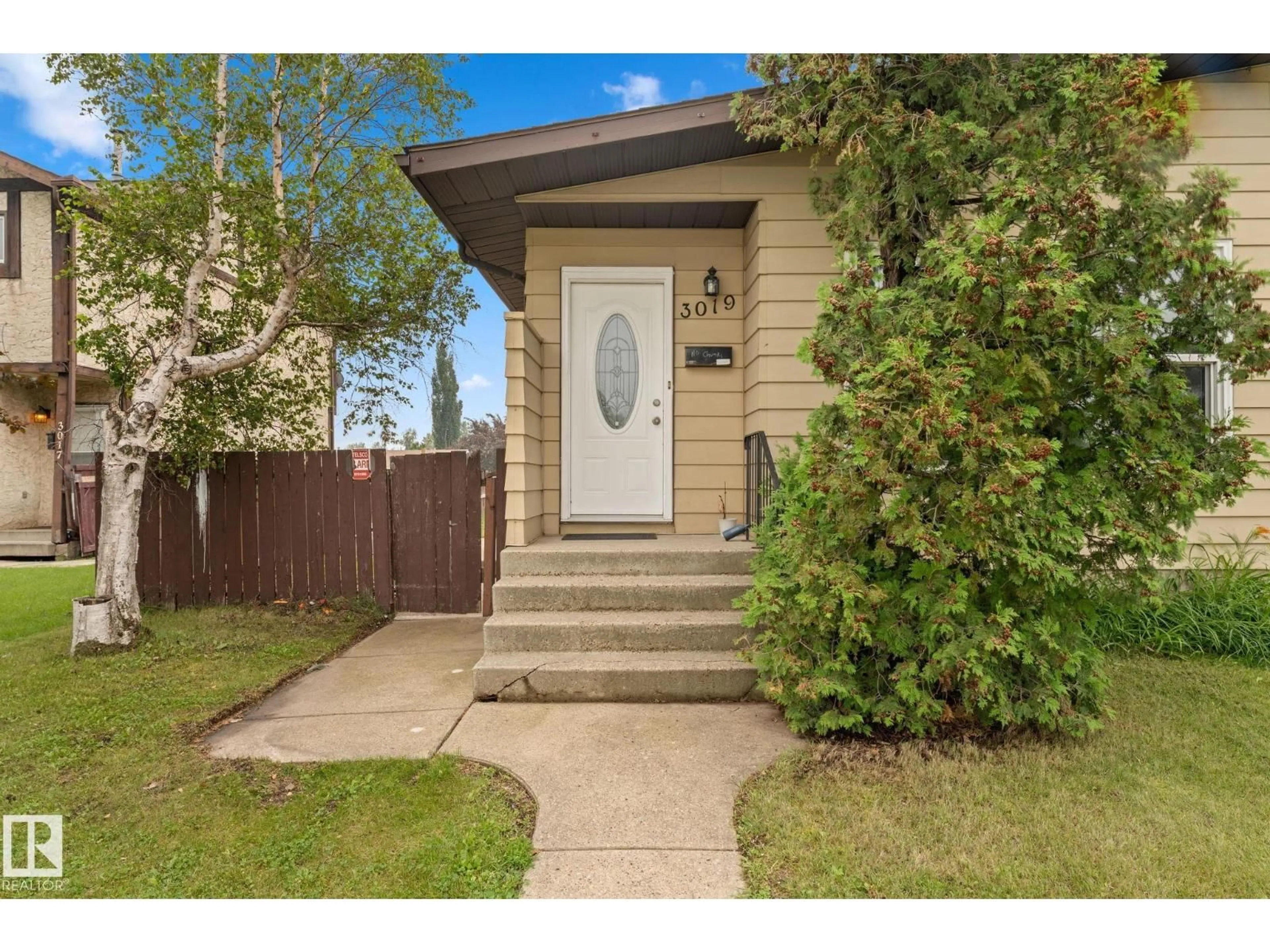 Indoor entryway for 3019 139 AV, Edmonton Alberta T5Y1M1