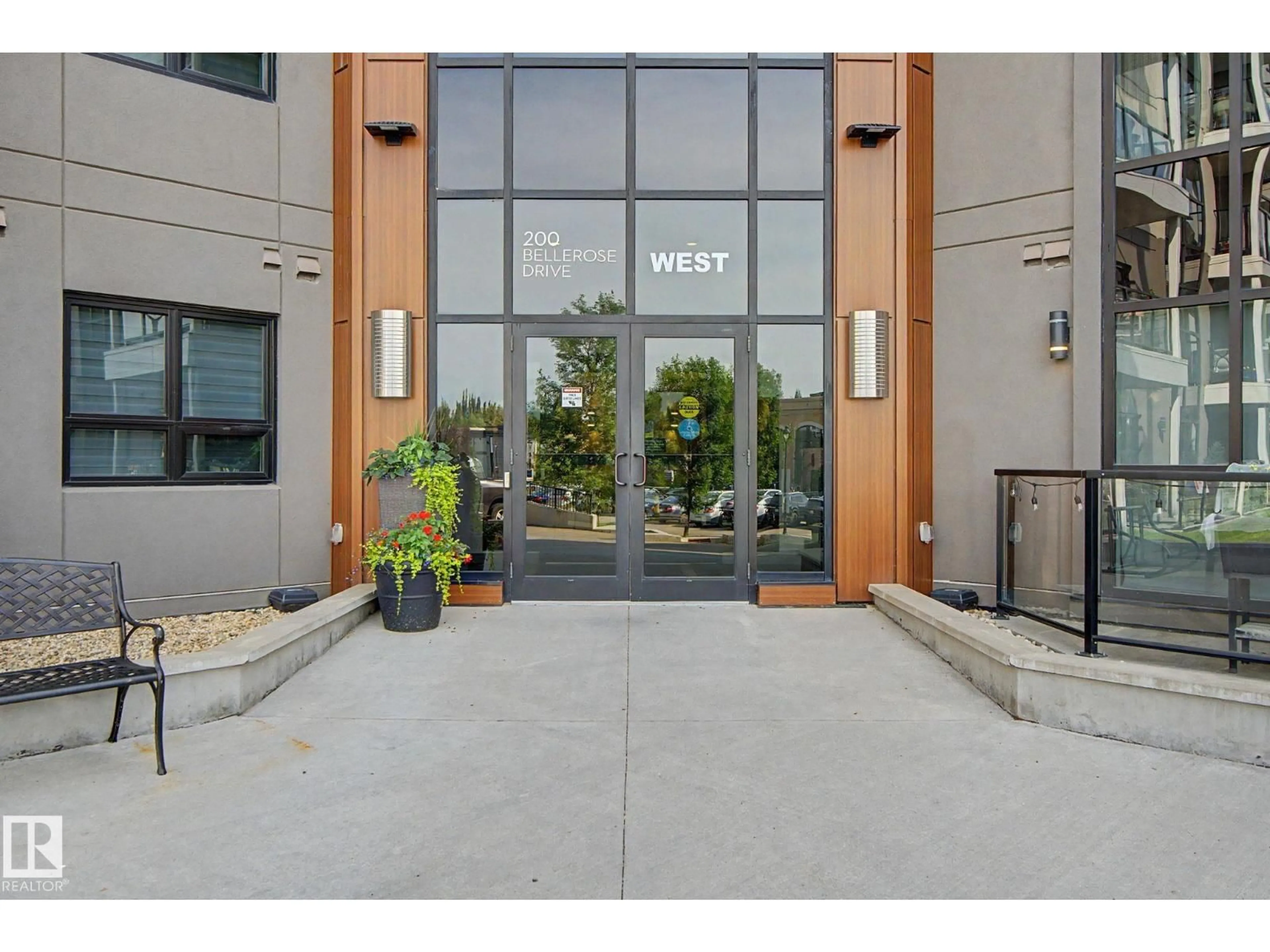 Indoor foyer for 810 BELLEROSE DR, St. Albert Alberta T8N7P7