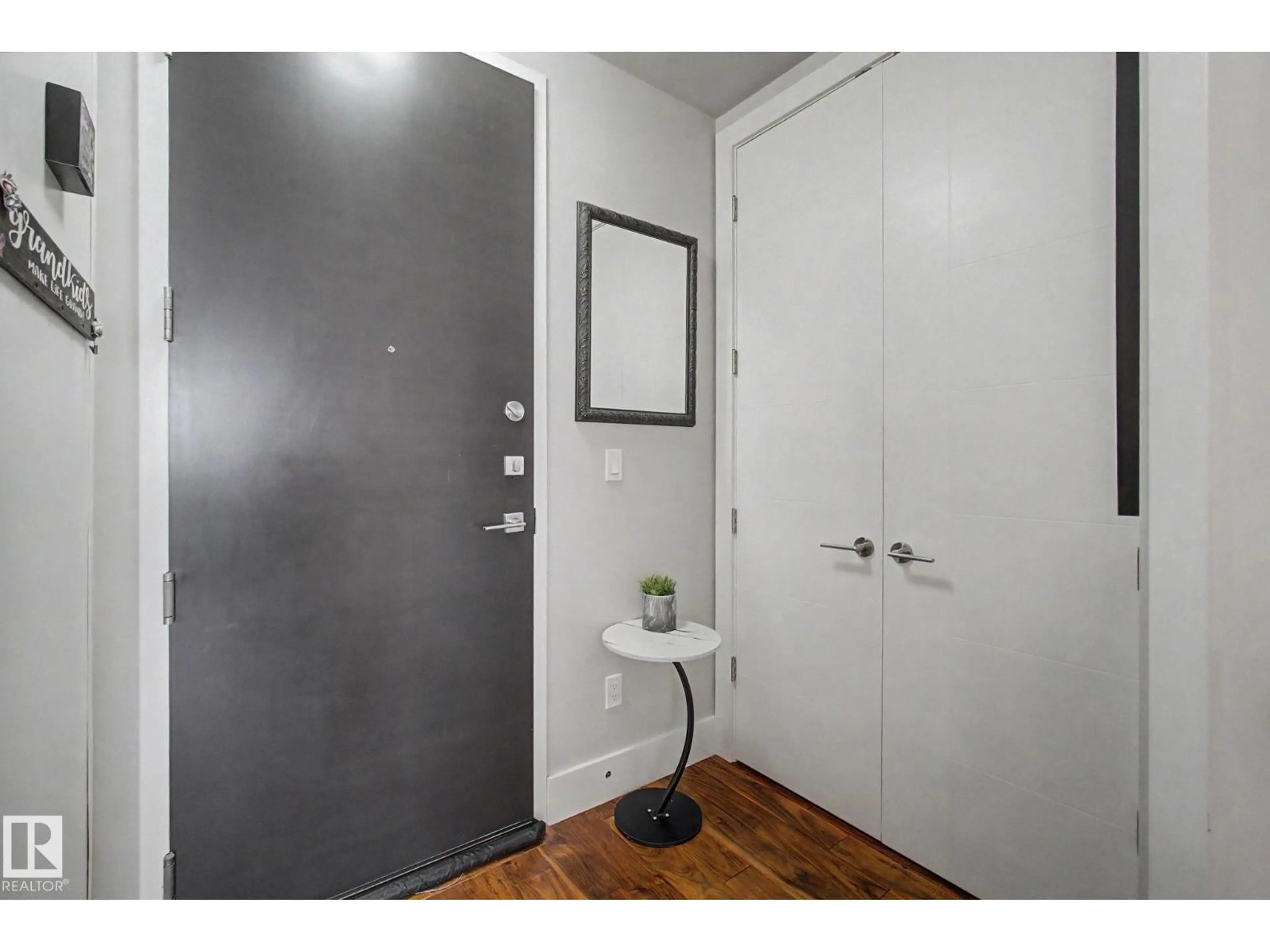 Indoor entryway for 810 BELLEROSE DR, St. Albert Alberta T8N7P7
