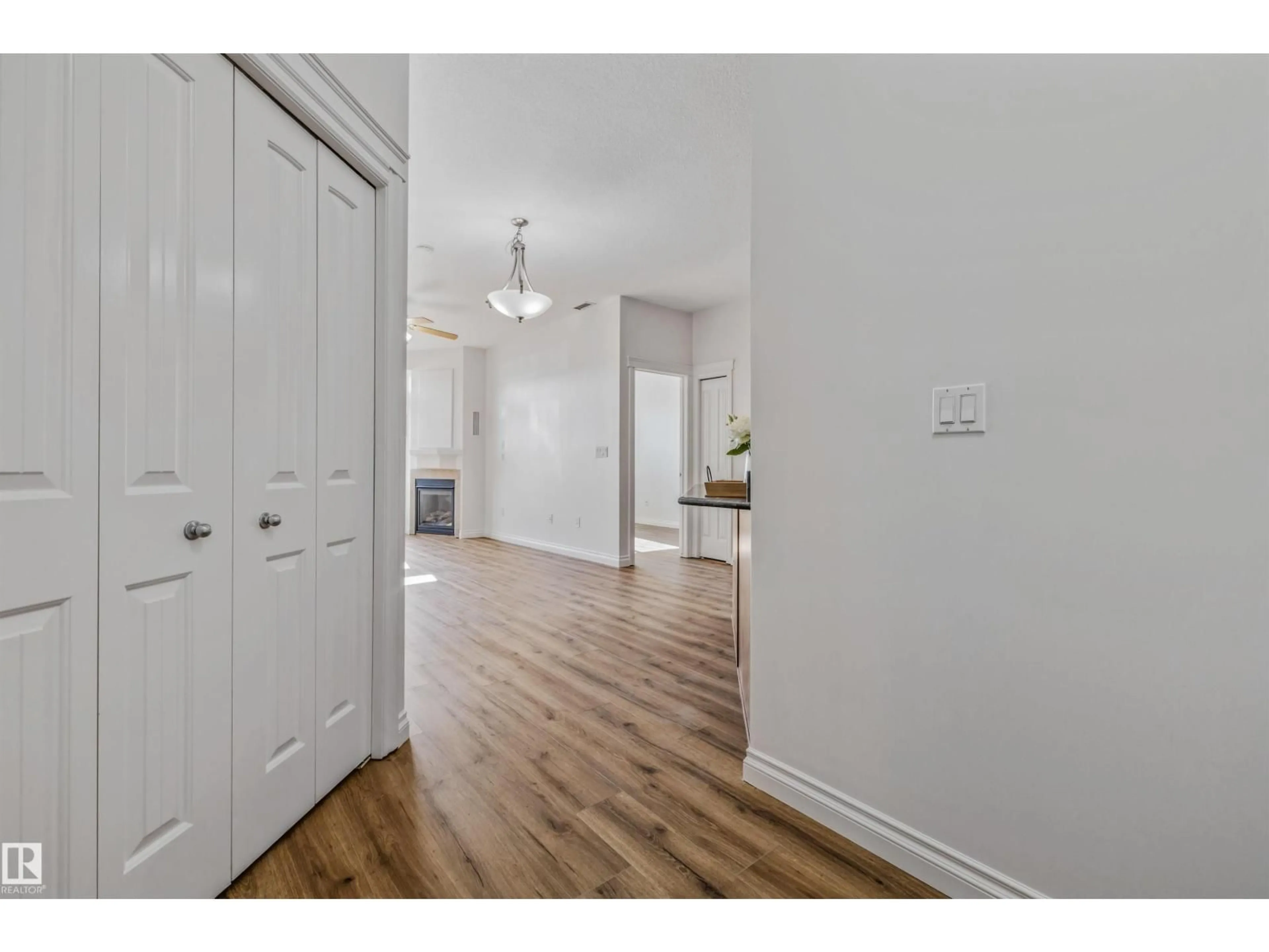 Indoor entryway for 110 - 5211 50 ST, Stony Plain Alberta T7Z0C1