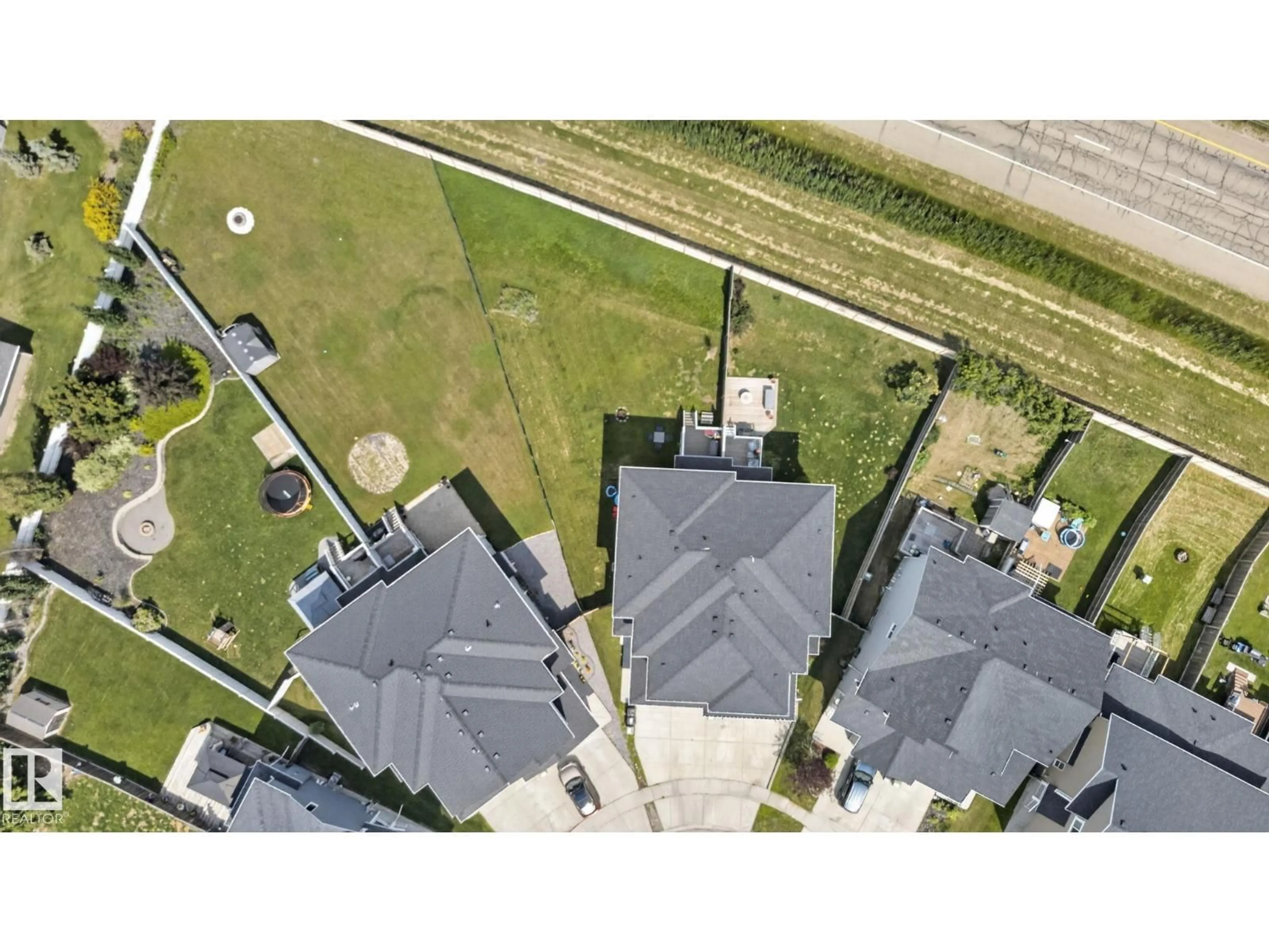 A pic from outside/outdoor area/front of a property/back of a property/a pic from drone, street for 385 SIMMONDS WY, Leduc Alberta T9E0Y9