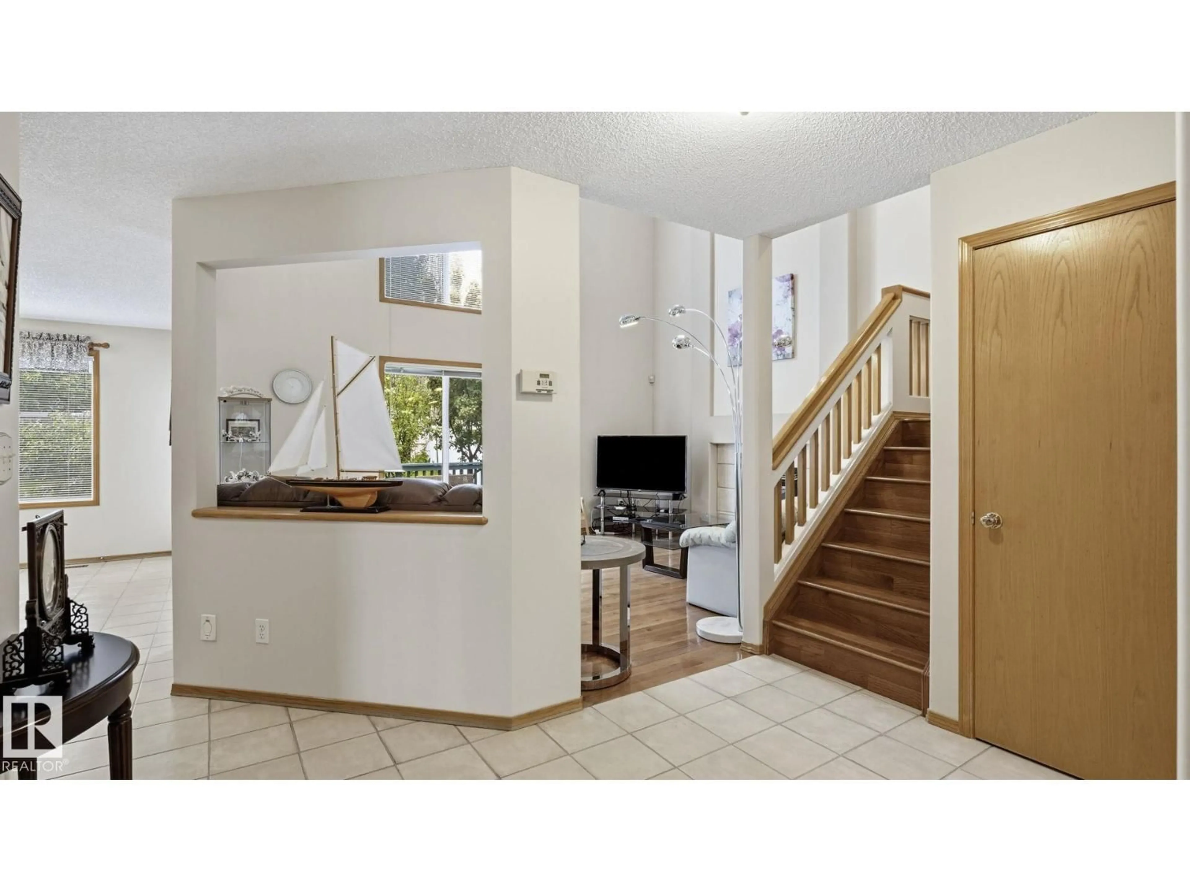 Indoor entryway for 125 DECHENE RD, Edmonton Alberta T6M2N1