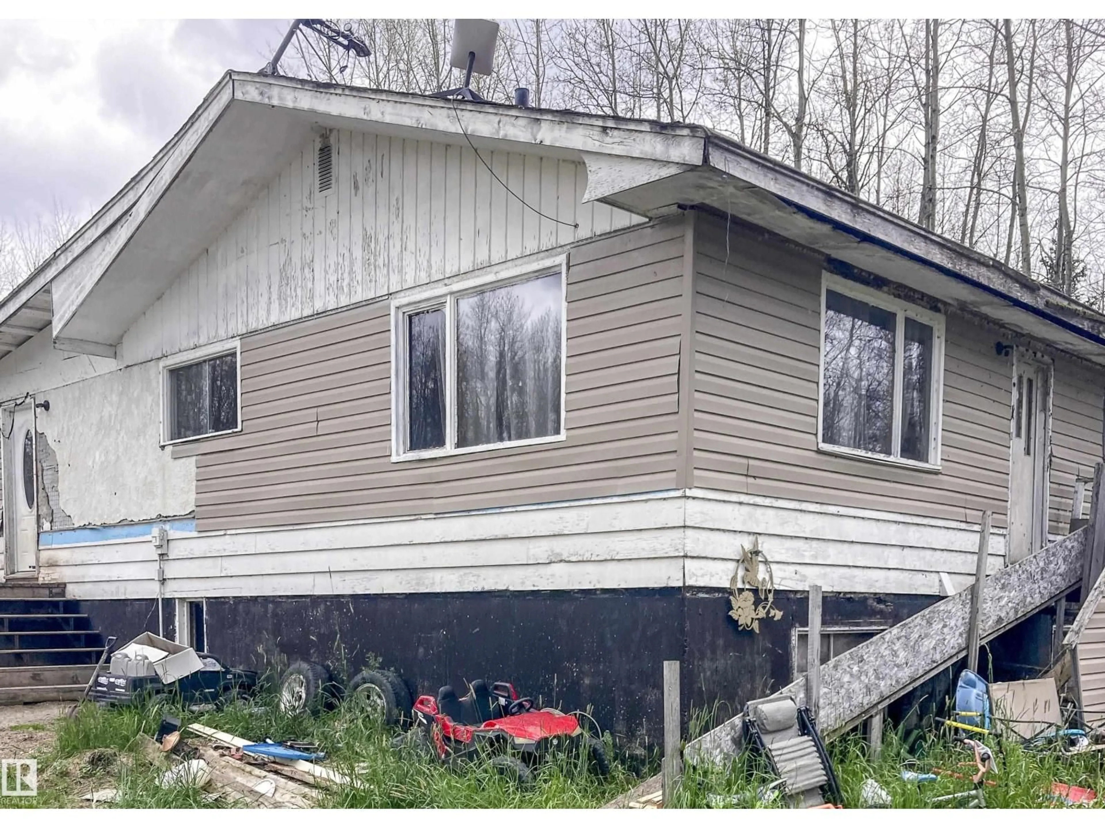 Home with vinyl exterior material, building for 451043 RGE RD 70A, Rural Wetaskiwin County Alberta T0C0A0