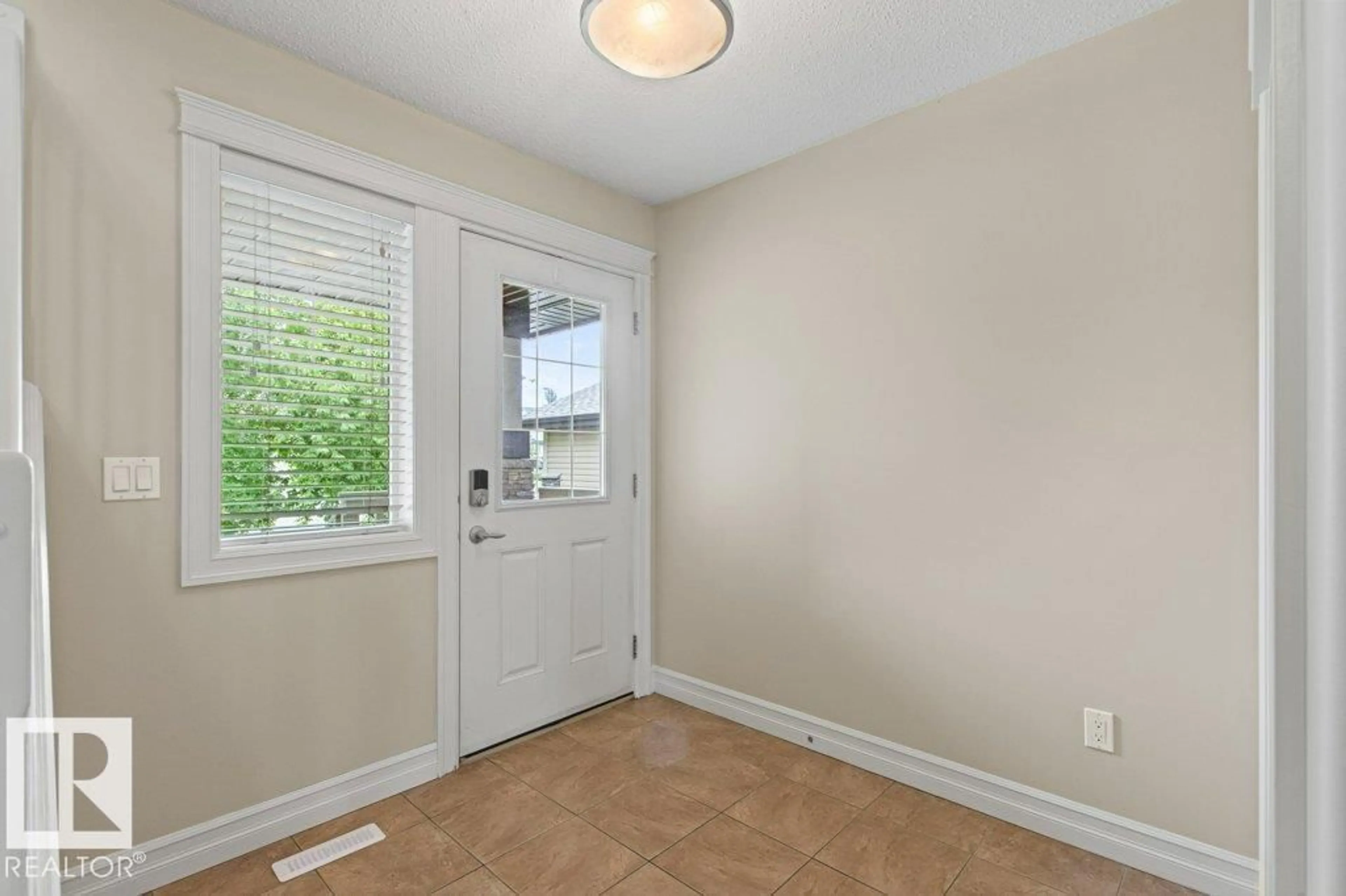 Indoor entryway for 1636 WESTERRA AV, Stony Plain Alberta T7Z0H3