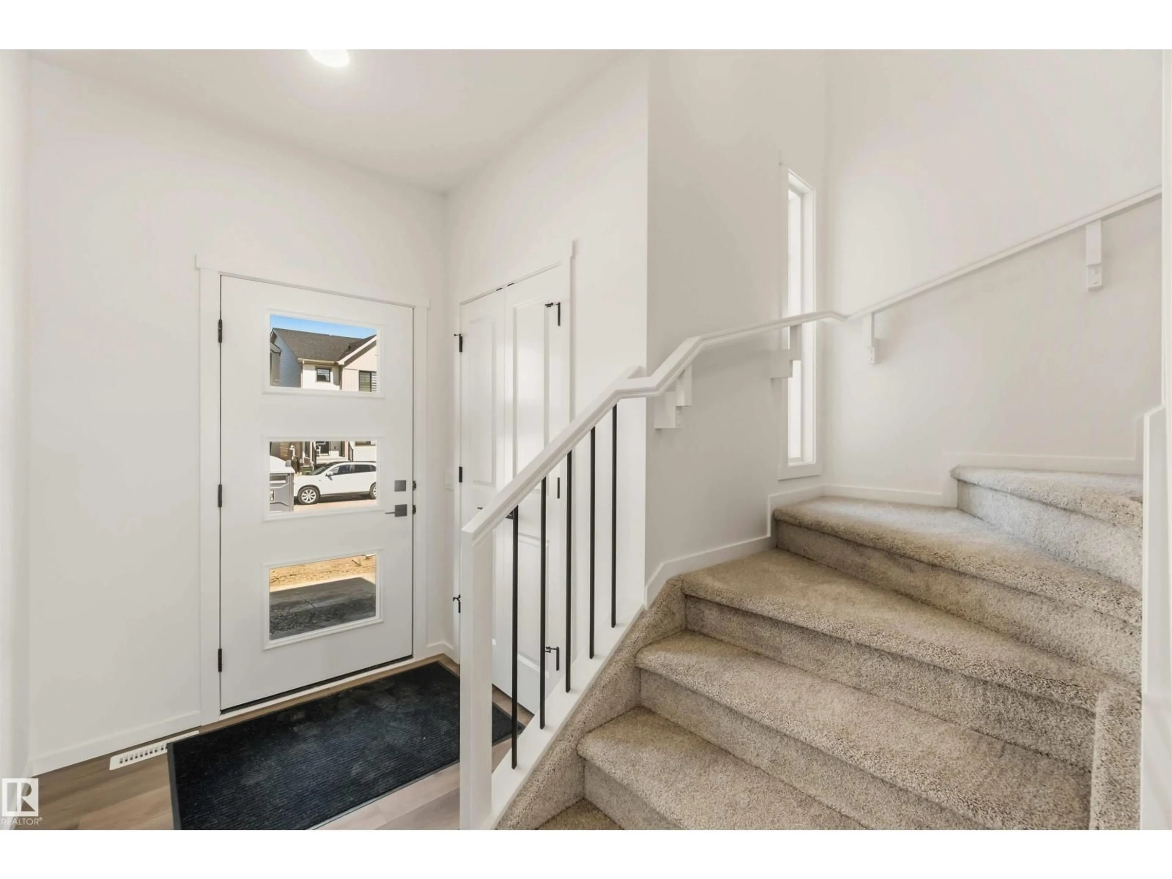 Indoor entryway for 265 CHAPPELLE DR, Edmonton Alberta T6W5W4