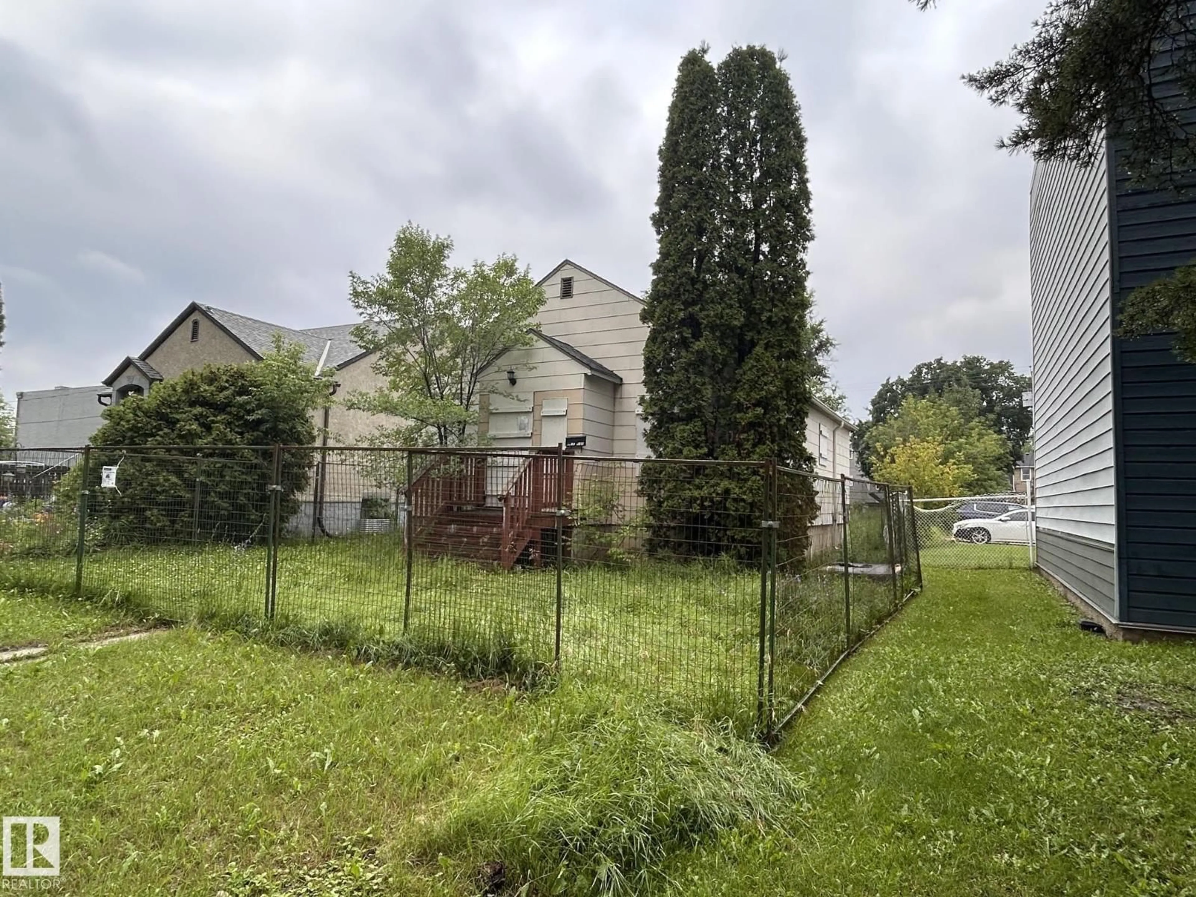 A pic from outside/outdoor area/front of a property/back of a property/a pic from drone, street for 10720 112 ST, Edmonton Alberta T5H3H1