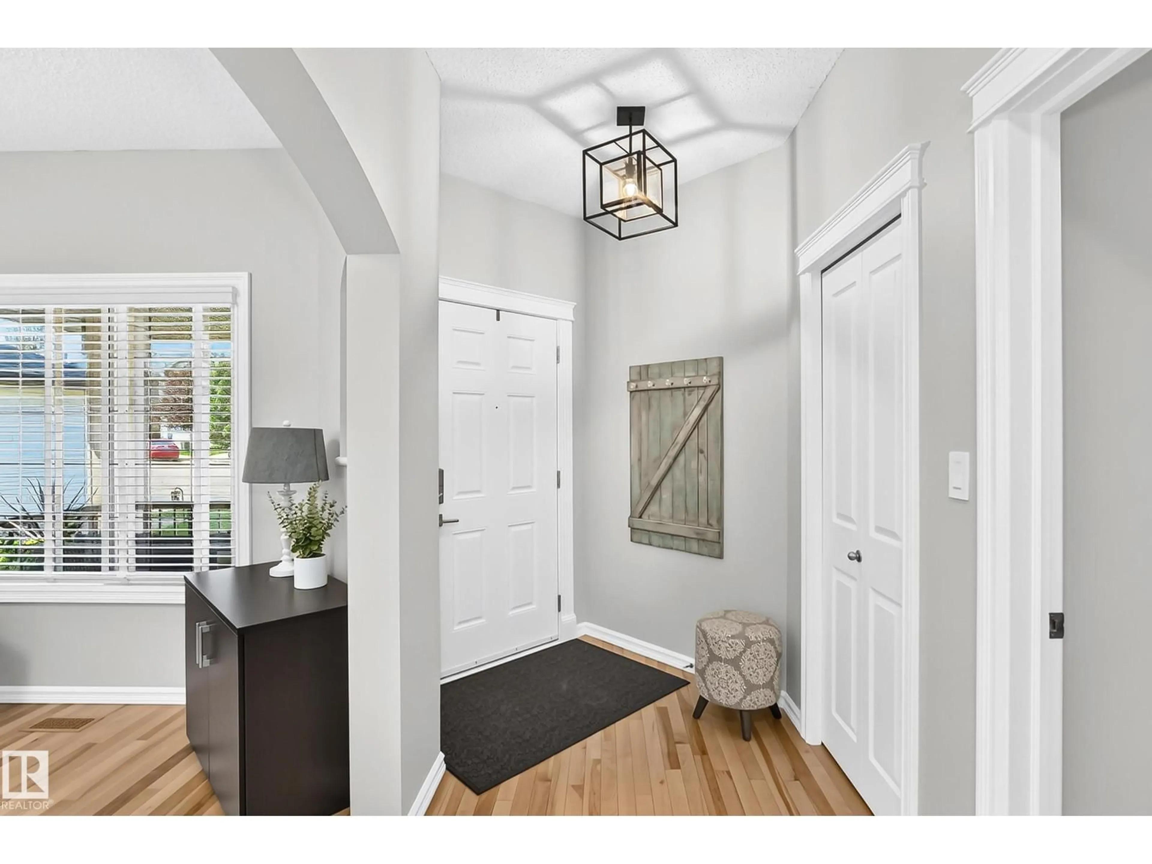 Indoor entryway for SW SW - 823 77 ST, Edmonton Alberta T6X0A3