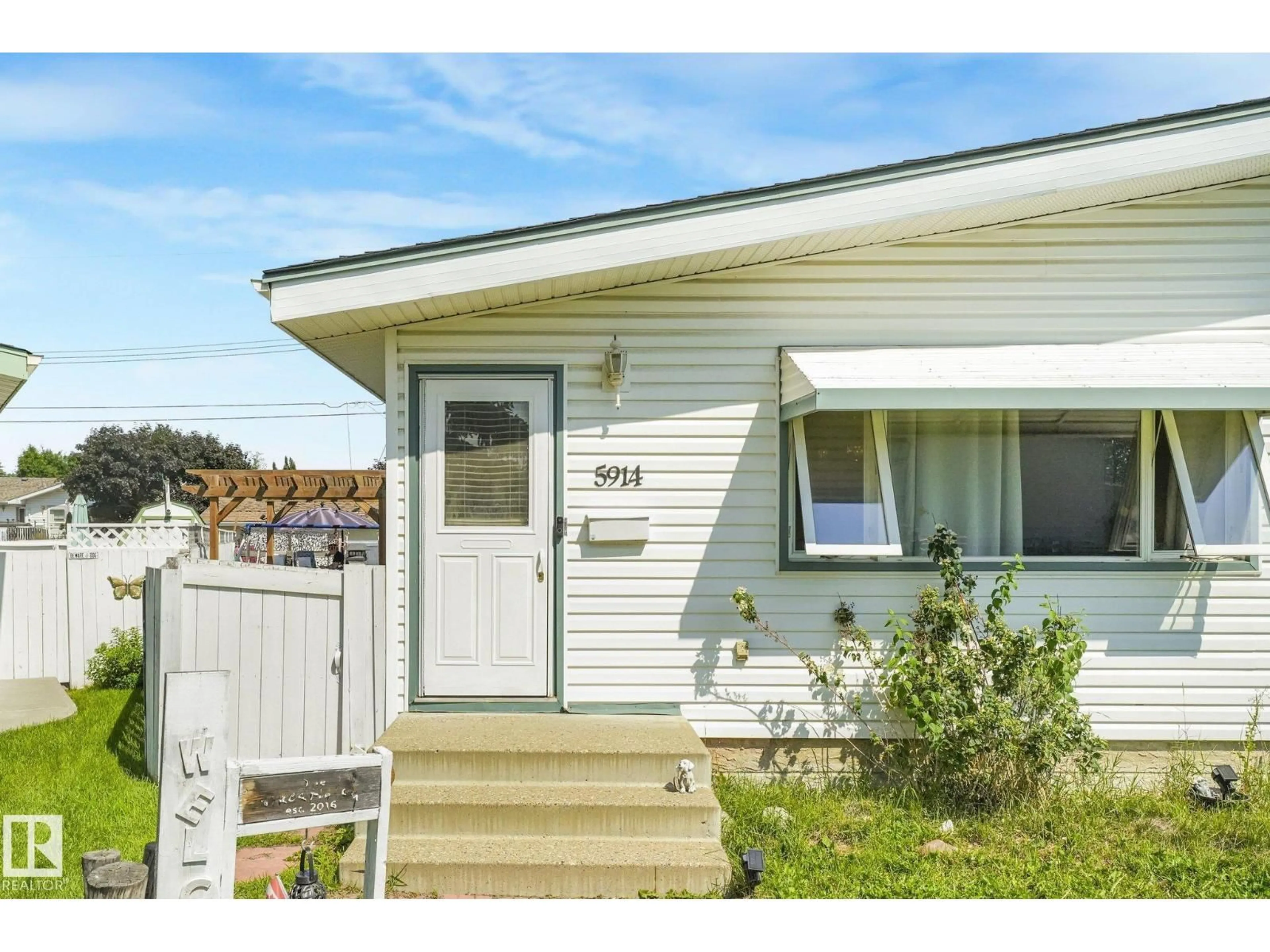 Home with vinyl exterior material, street for 5914 91 AV, Edmonton Alberta T6B0R4