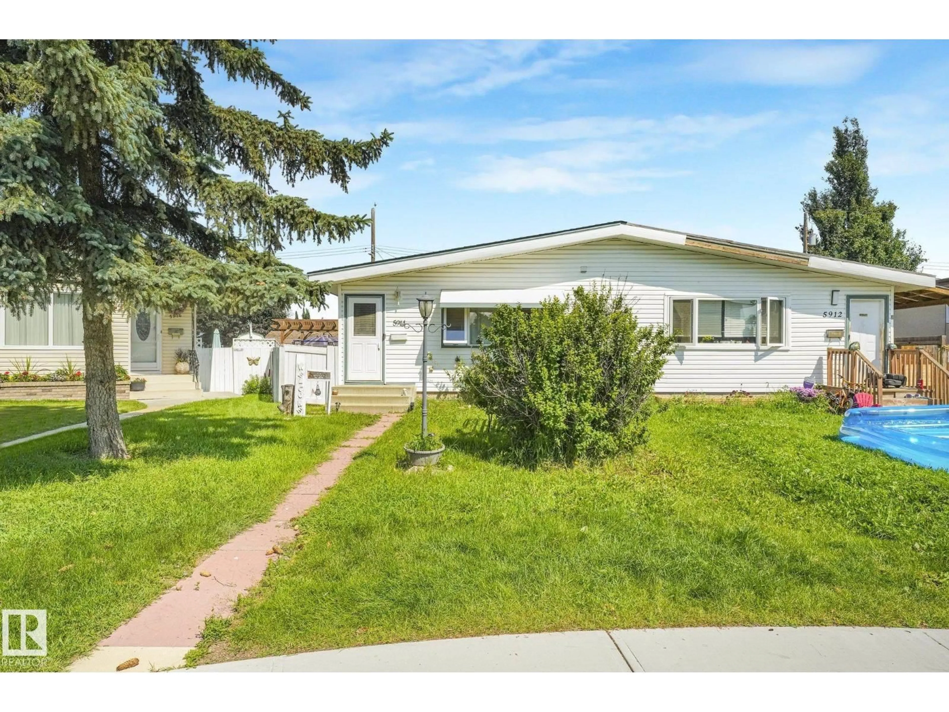 Home with vinyl exterior material, street for 5914 91 AV, Edmonton Alberta T6B0R4