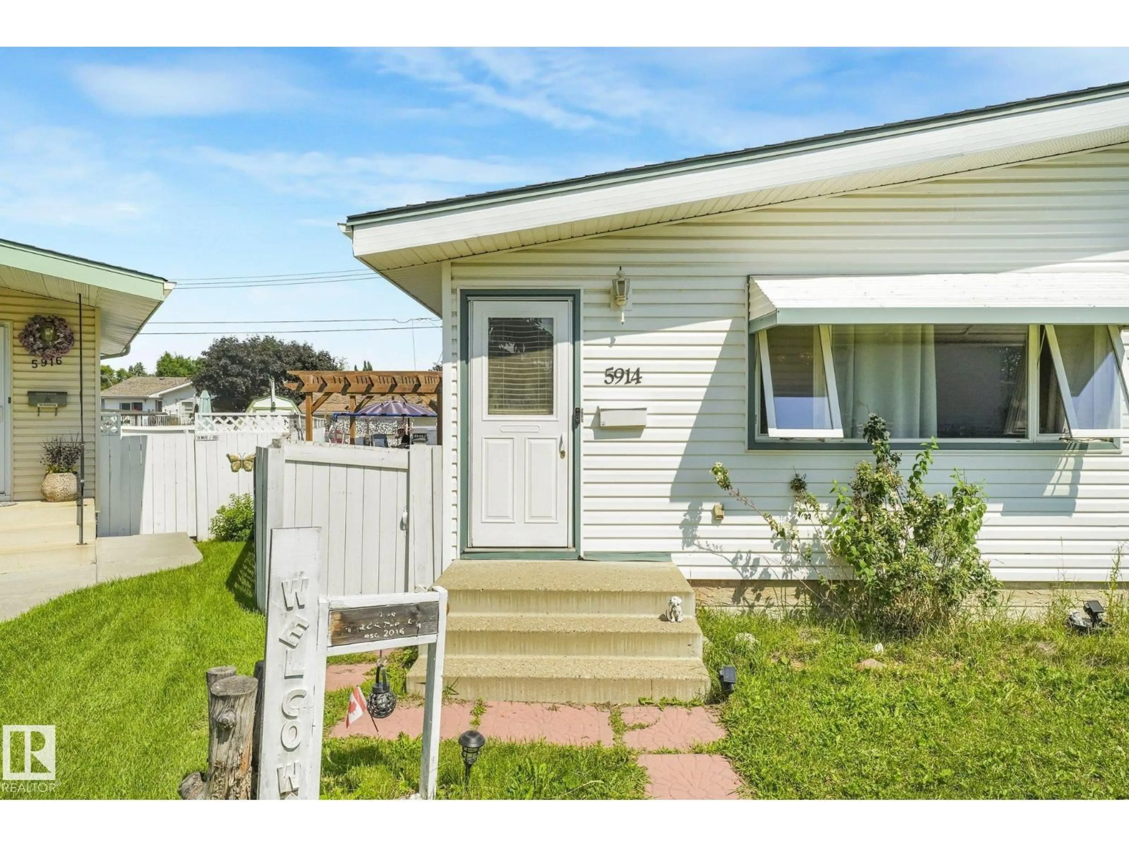 Home with vinyl exterior material, street for 5914 91 AV, Edmonton Alberta T6B0R4
