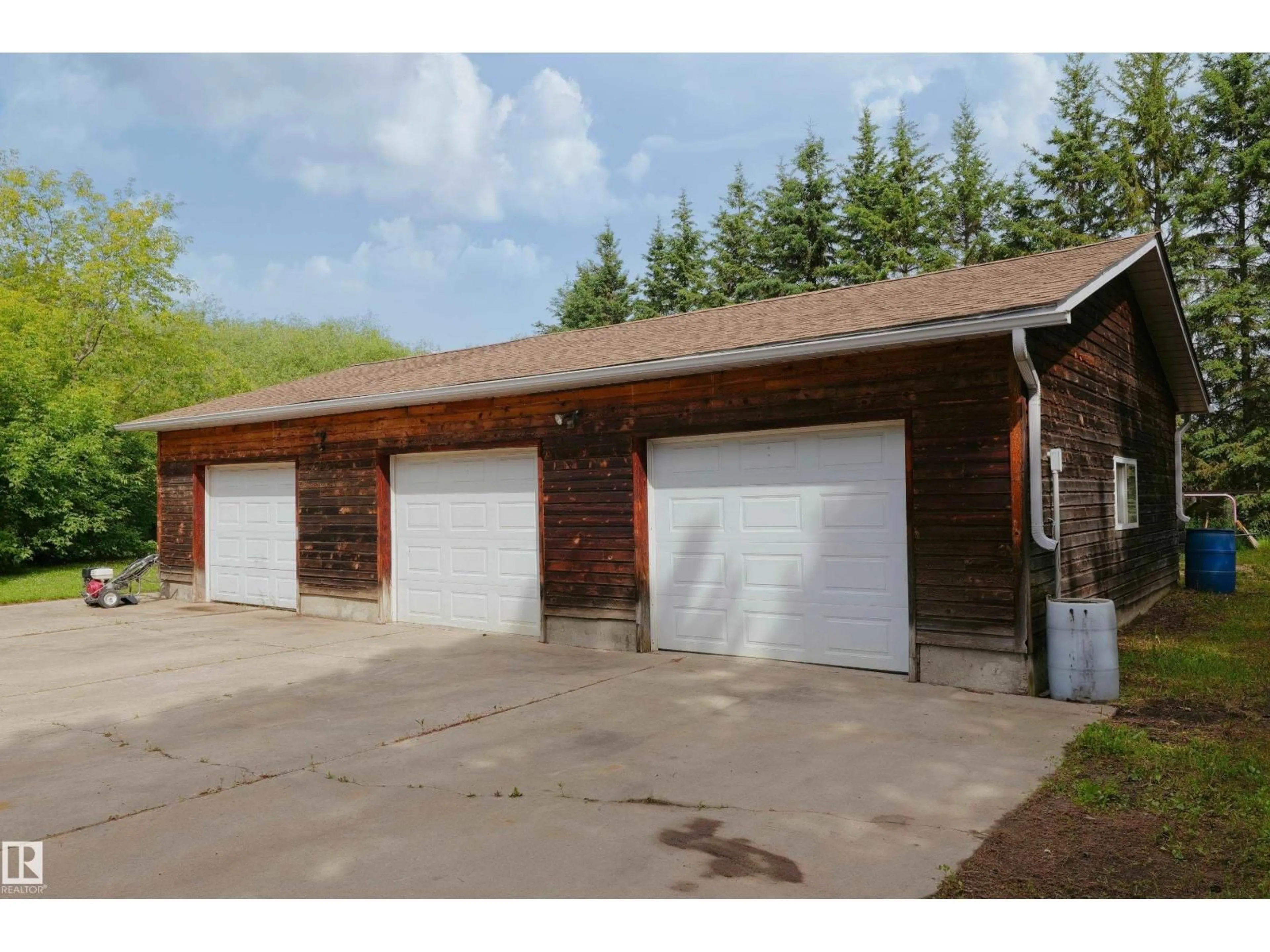 Indoor garage for 4314 TWP RD 610, Rural Barrhead County Alberta T7N1N2
