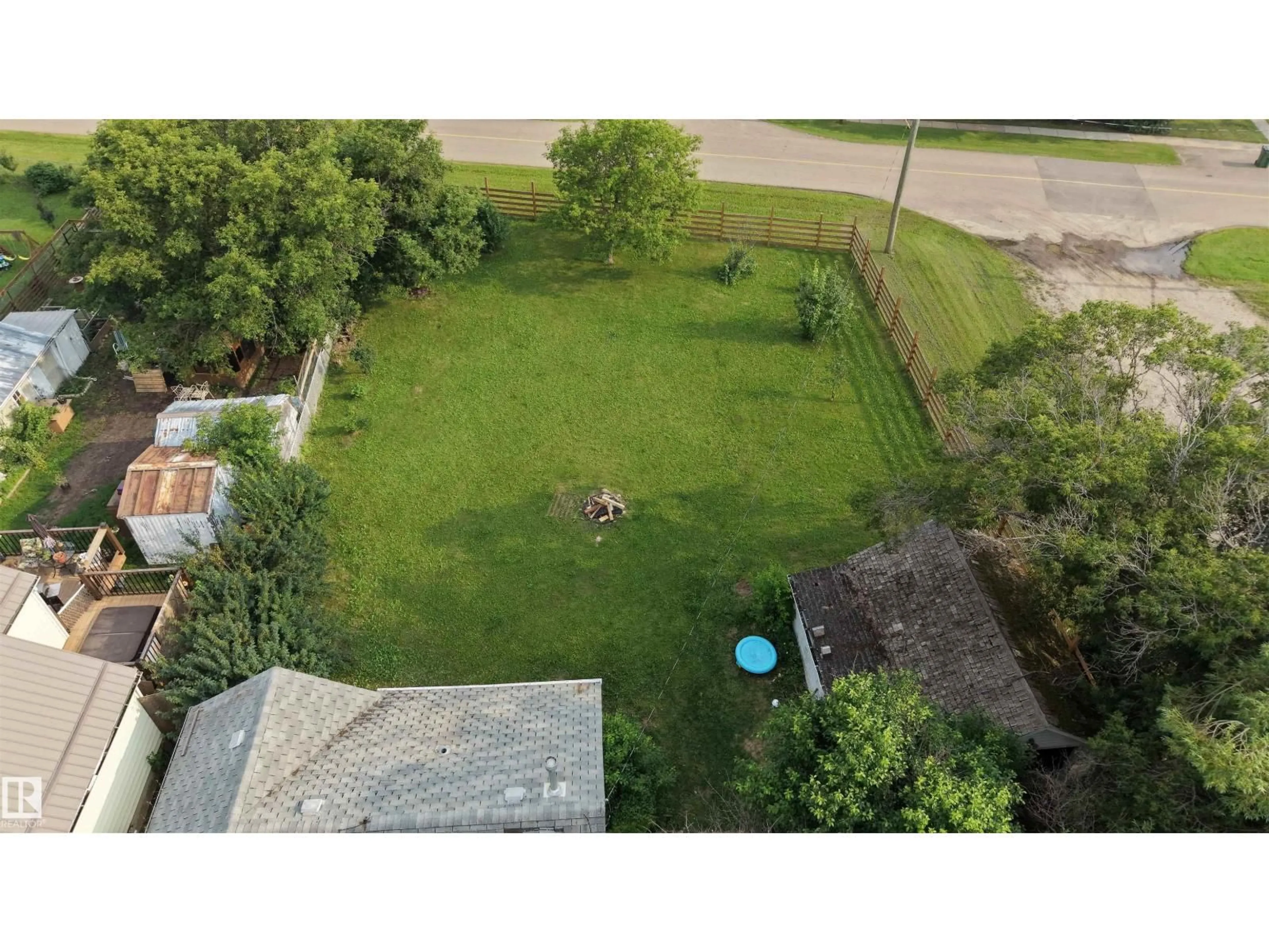 A pic from outside/outdoor area/front of a property/back of a property/a pic from drone, street for 5019 48 AV, Onoway Alberta T0E1V0