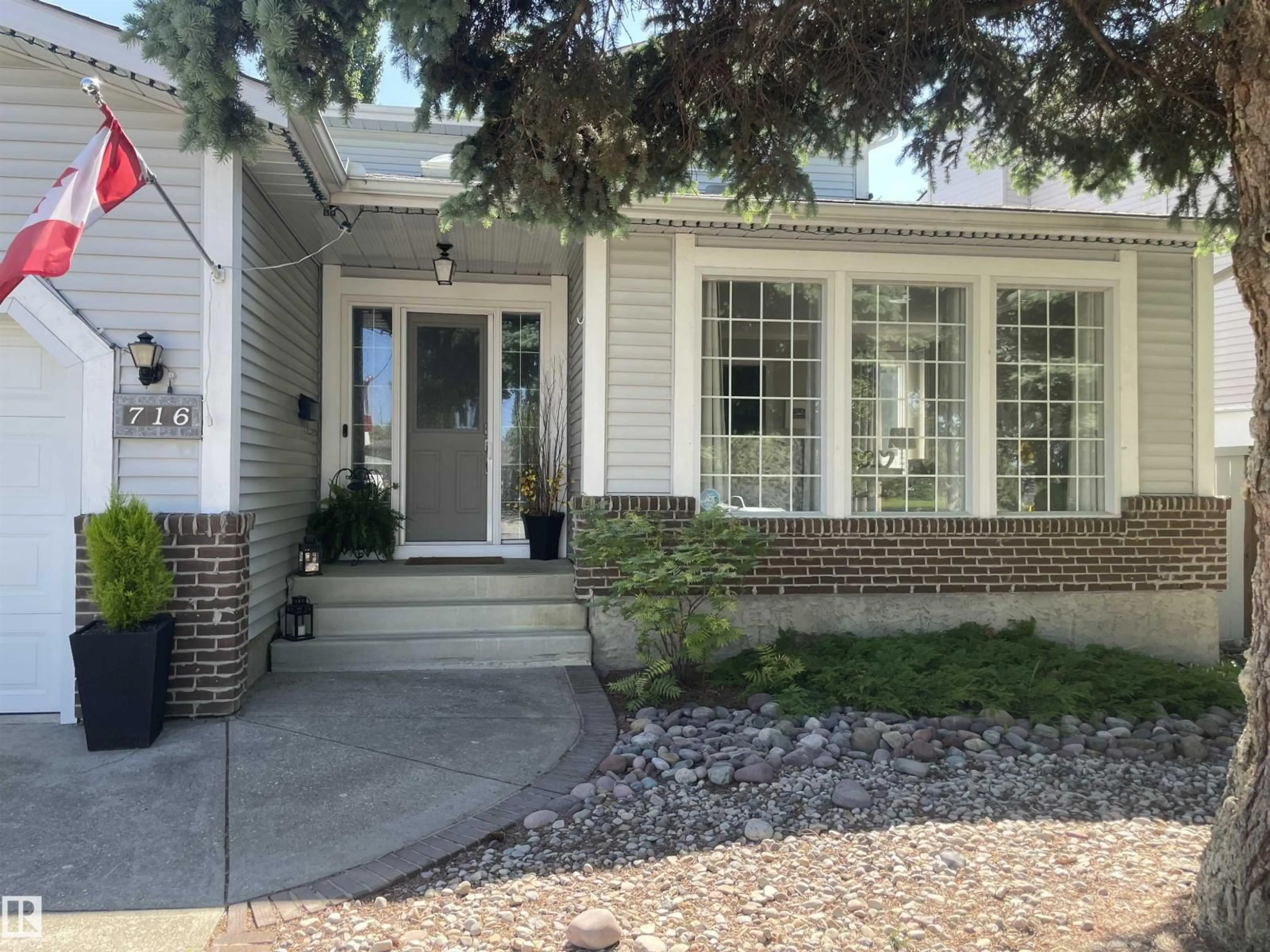 Home with vinyl exterior material, street for 716 HENDRA CR, Edmonton Alberta T6R1S6