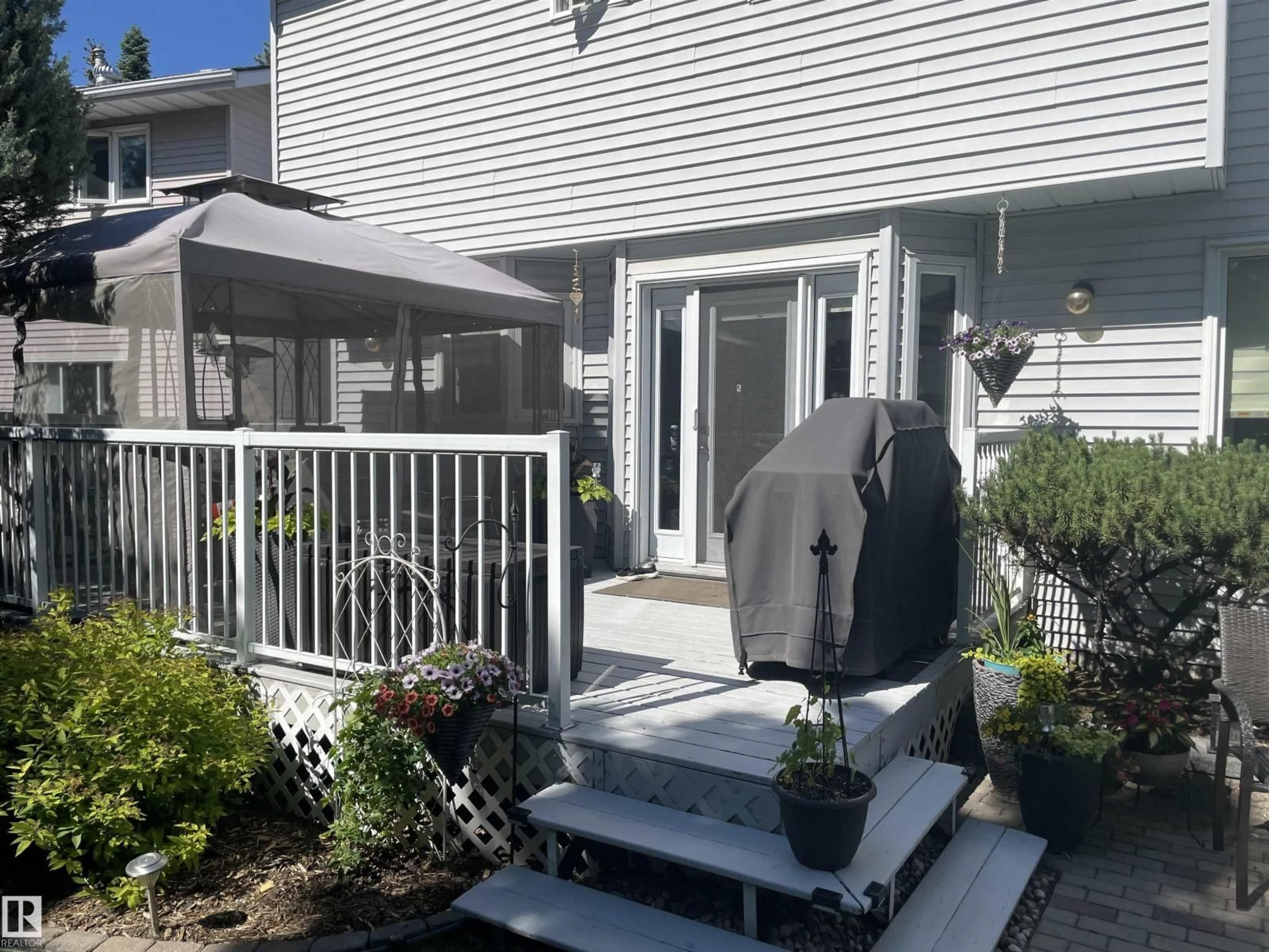 Patio, street for 716 HENDRA CR, Edmonton Alberta T6R1S6