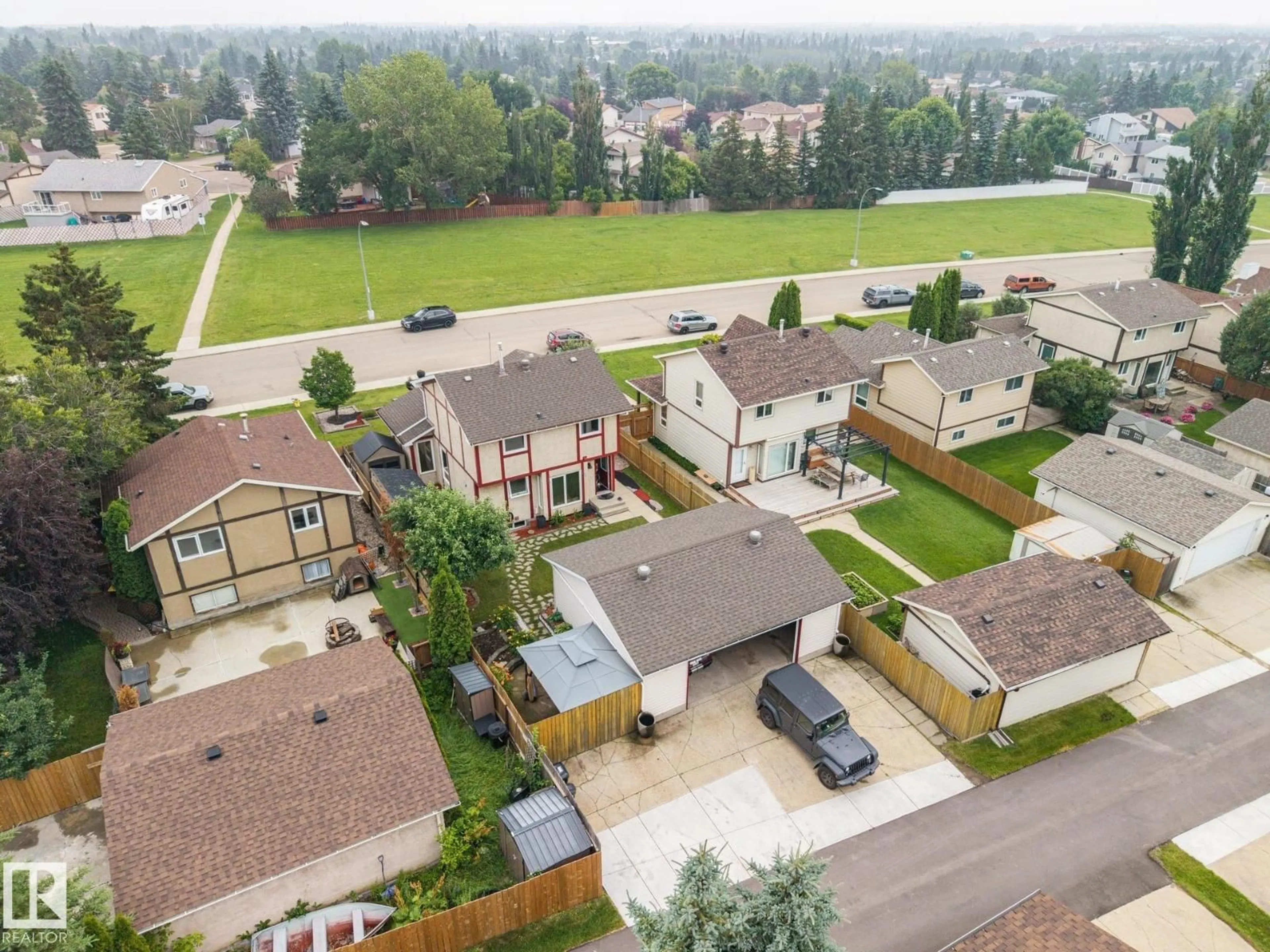 A pic from outside/outdoor area/front of a property/back of a property/a pic from drone, street for 441 WOODVALE RD, Edmonton Alberta T6L1W4
