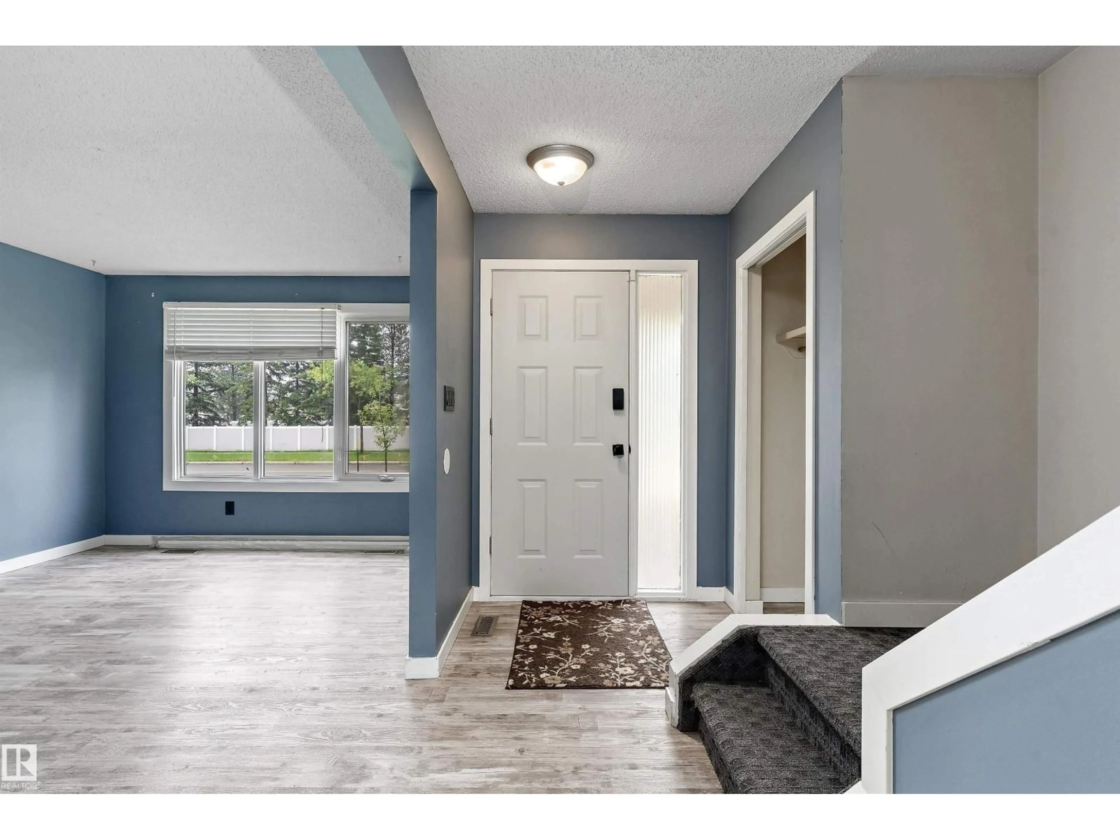 Indoor entryway for 10930 BEAUMARIS RD, Edmonton Alberta T5X1Z6