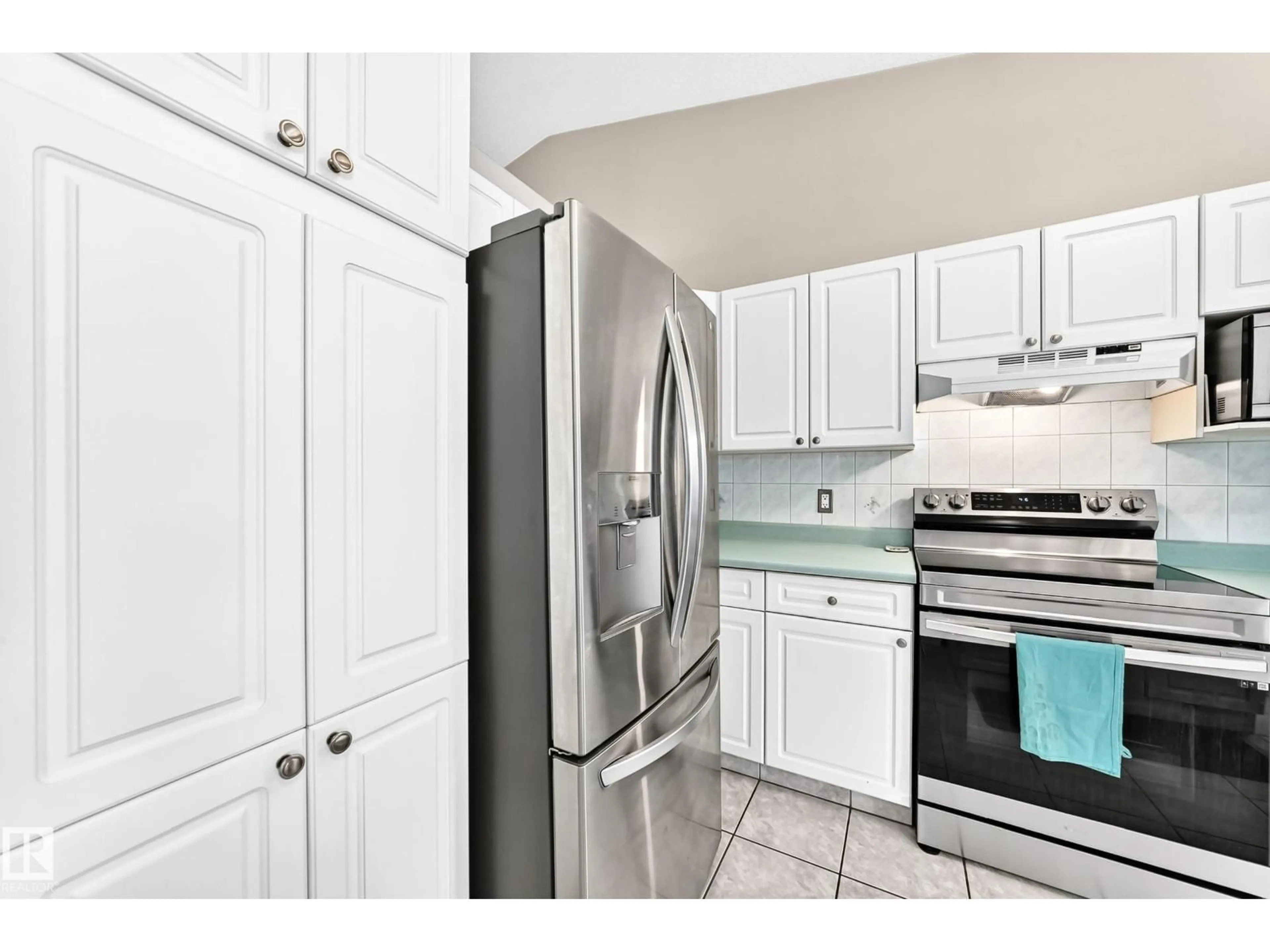 Standard kitchen, ceramic/tile floor for 116 HIGHLAND WY, Sherwood Park Alberta T8A5M6