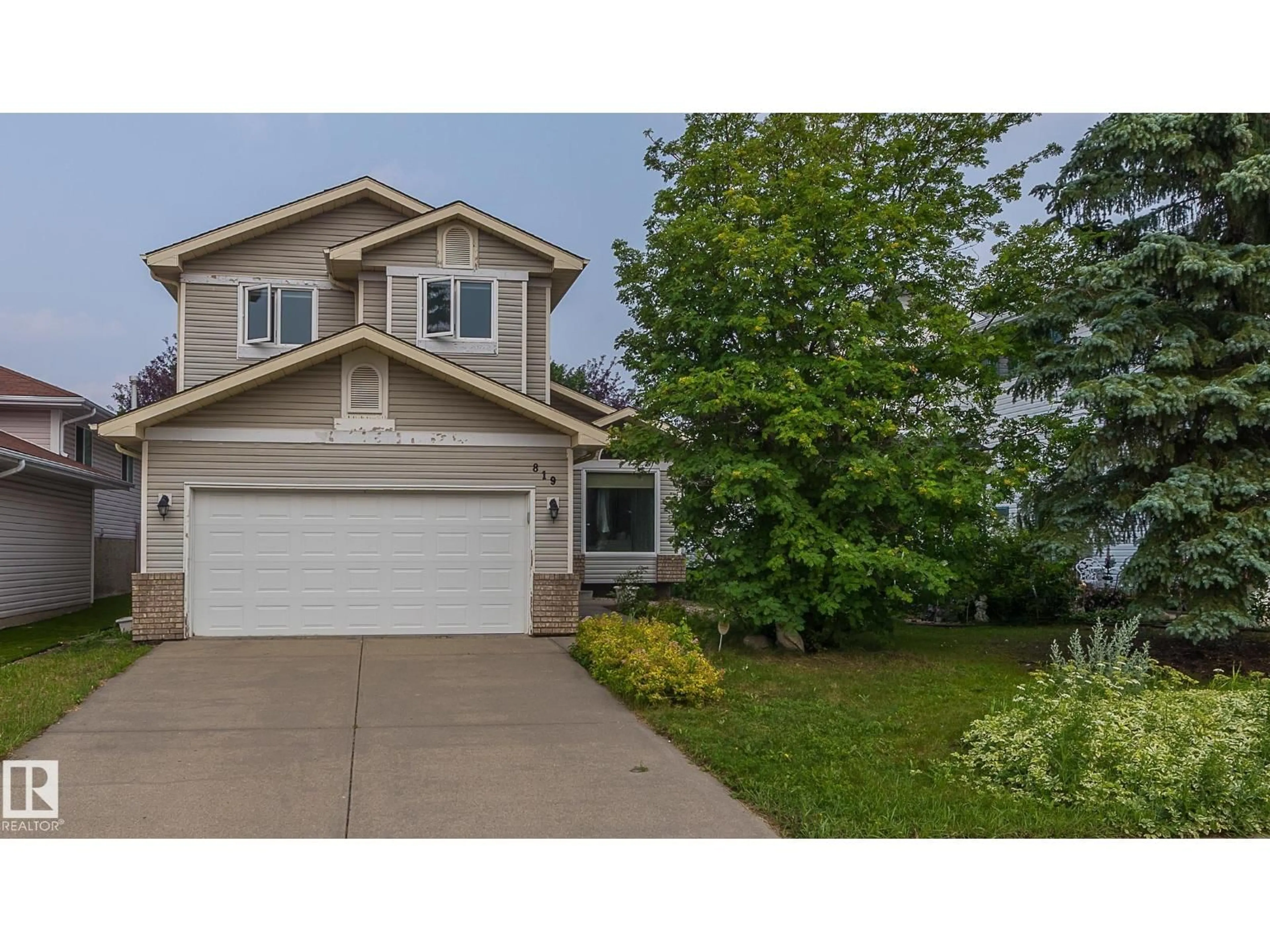 Home with vinyl exterior material, street for 819 113A ST, Edmonton Alberta T6J6W5