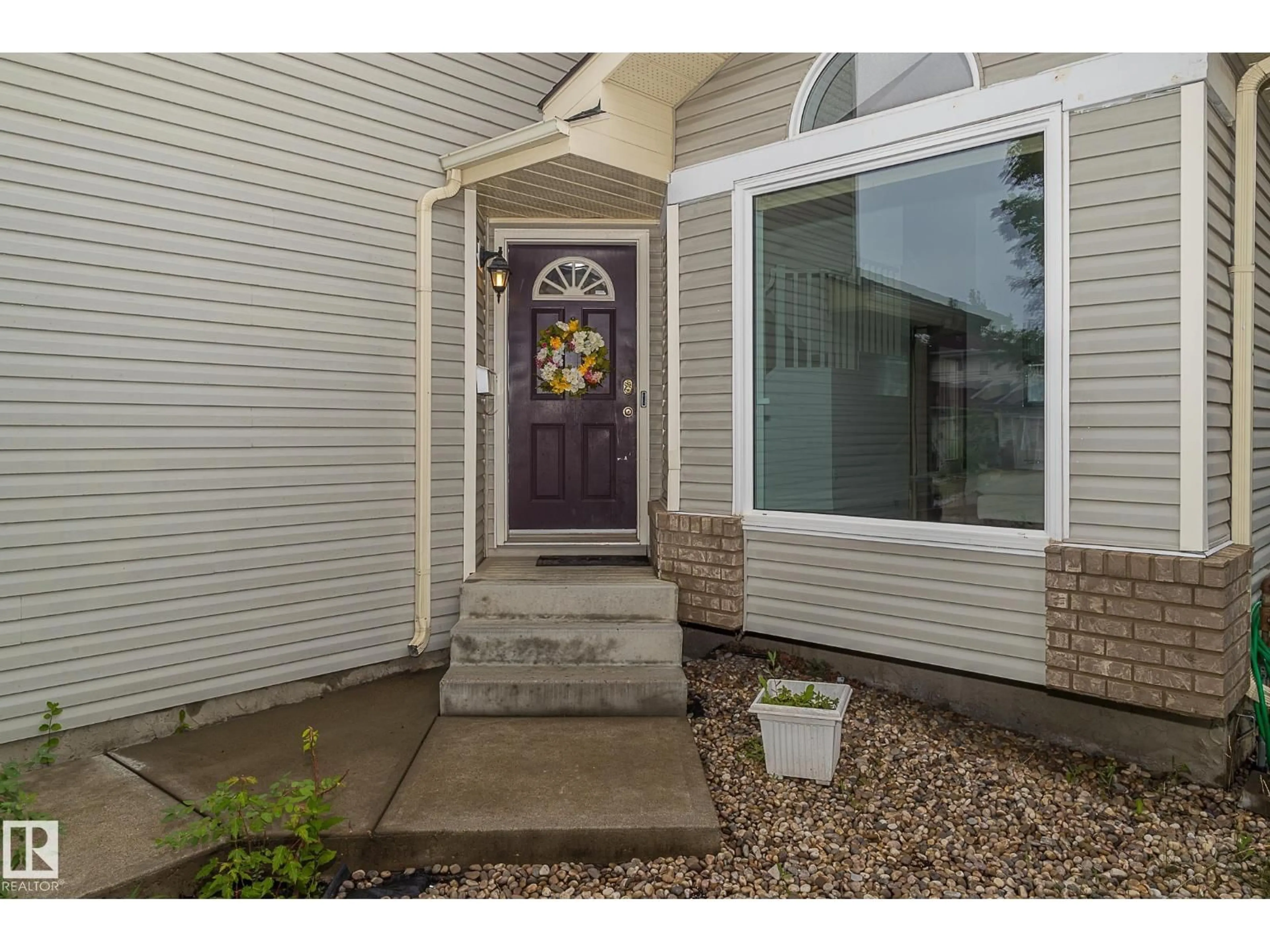 Indoor entryway for 819 113A ST, Edmonton Alberta T6J6W5