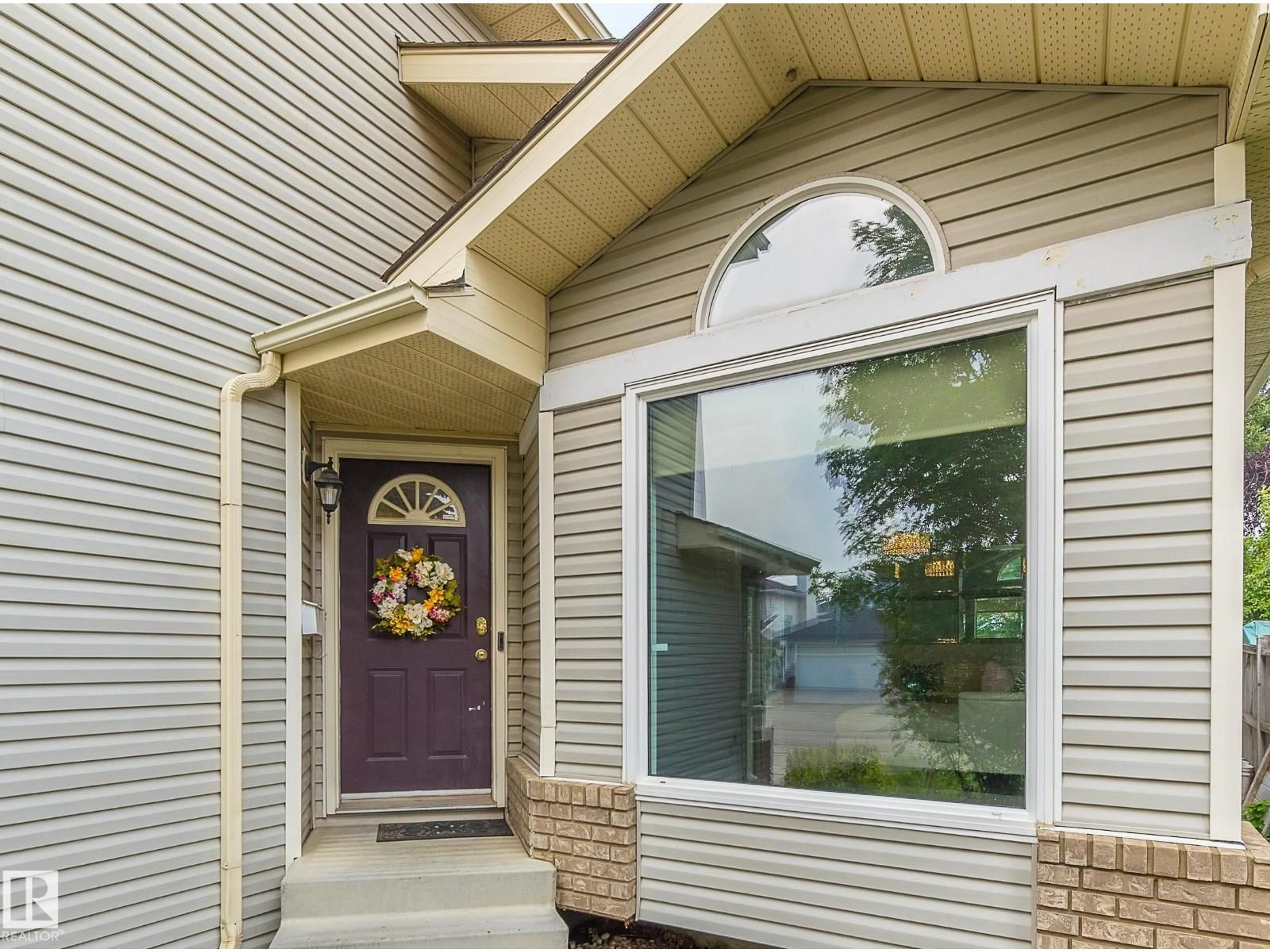 Home with vinyl exterior material, street for 819 113A ST, Edmonton Alberta T6J6W5