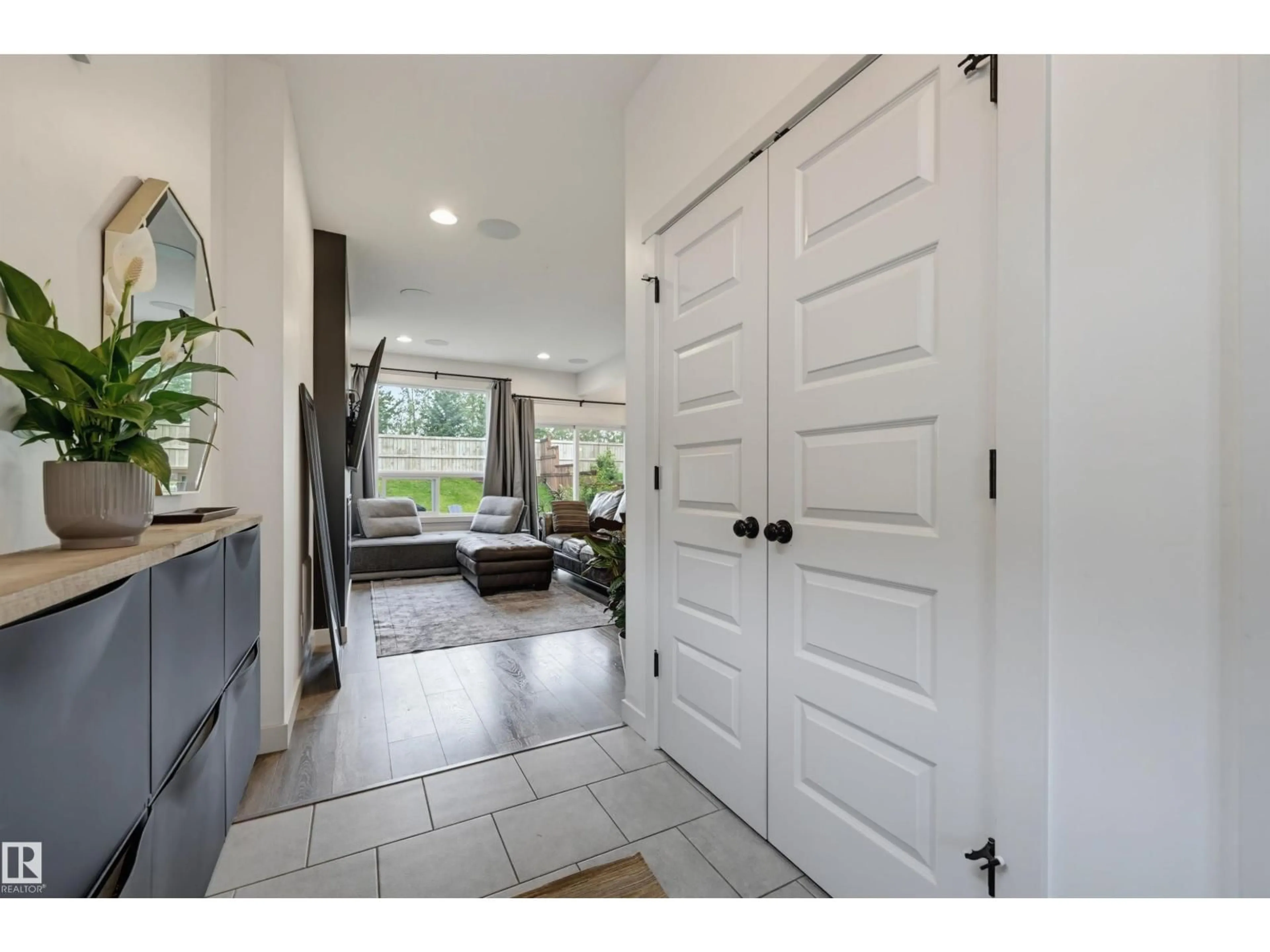 Indoor entryway for 22434 99A AV, Edmonton Alberta T5T7C3