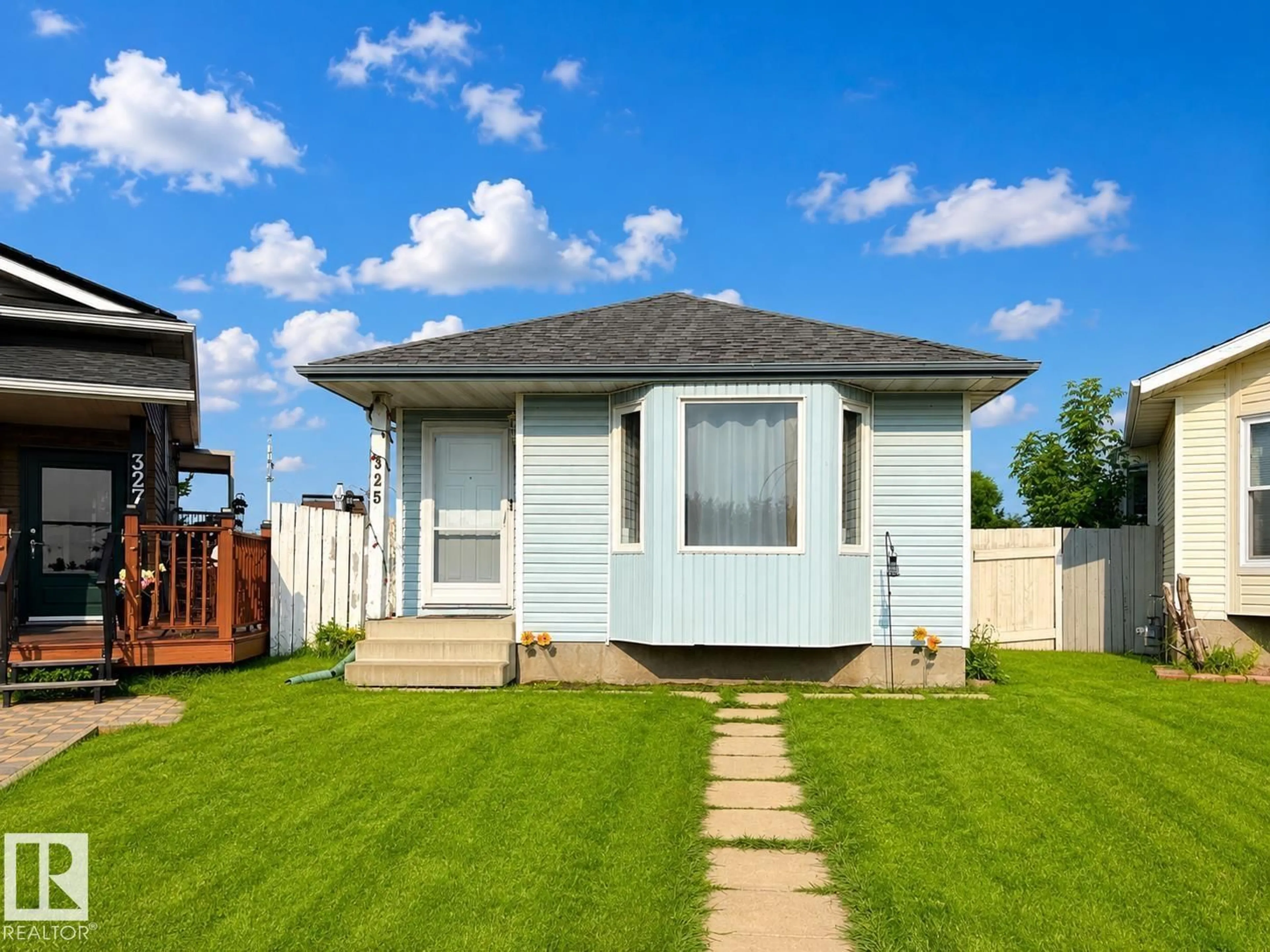 Home with vinyl exterior material, unknown for 325 KLINE CR, Edmonton Alberta T6L6K8
