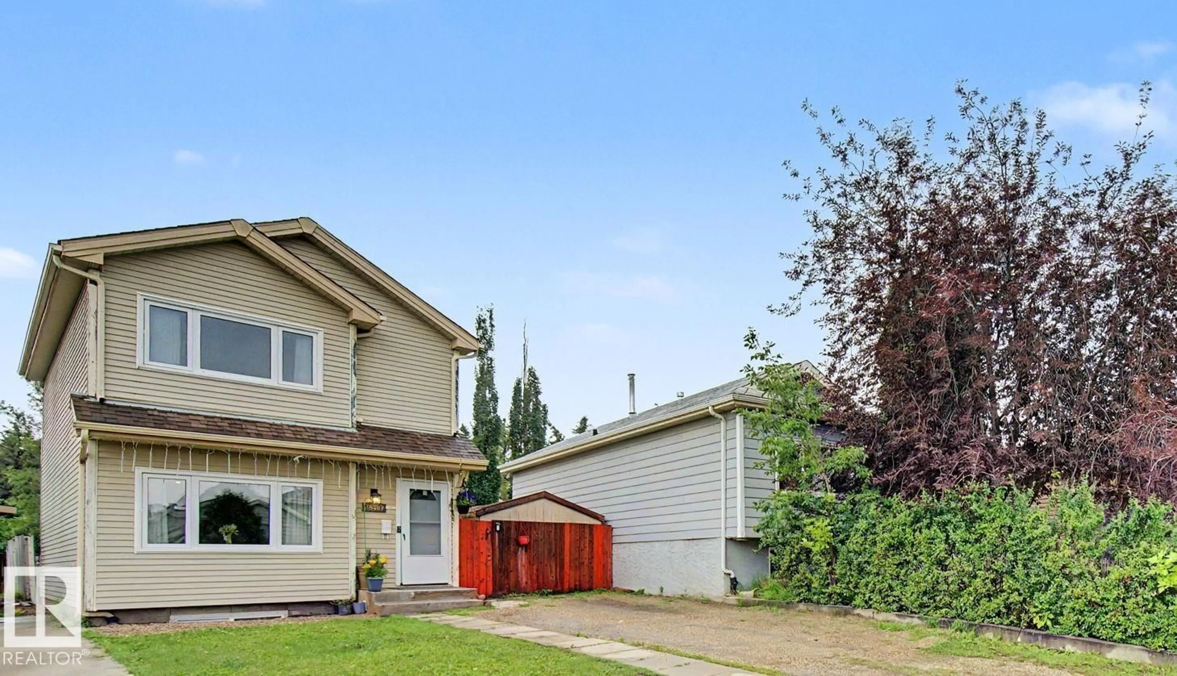 Home with vinyl exterior material, street for 18407 95A AV, Edmonton Alberta T5T3V7