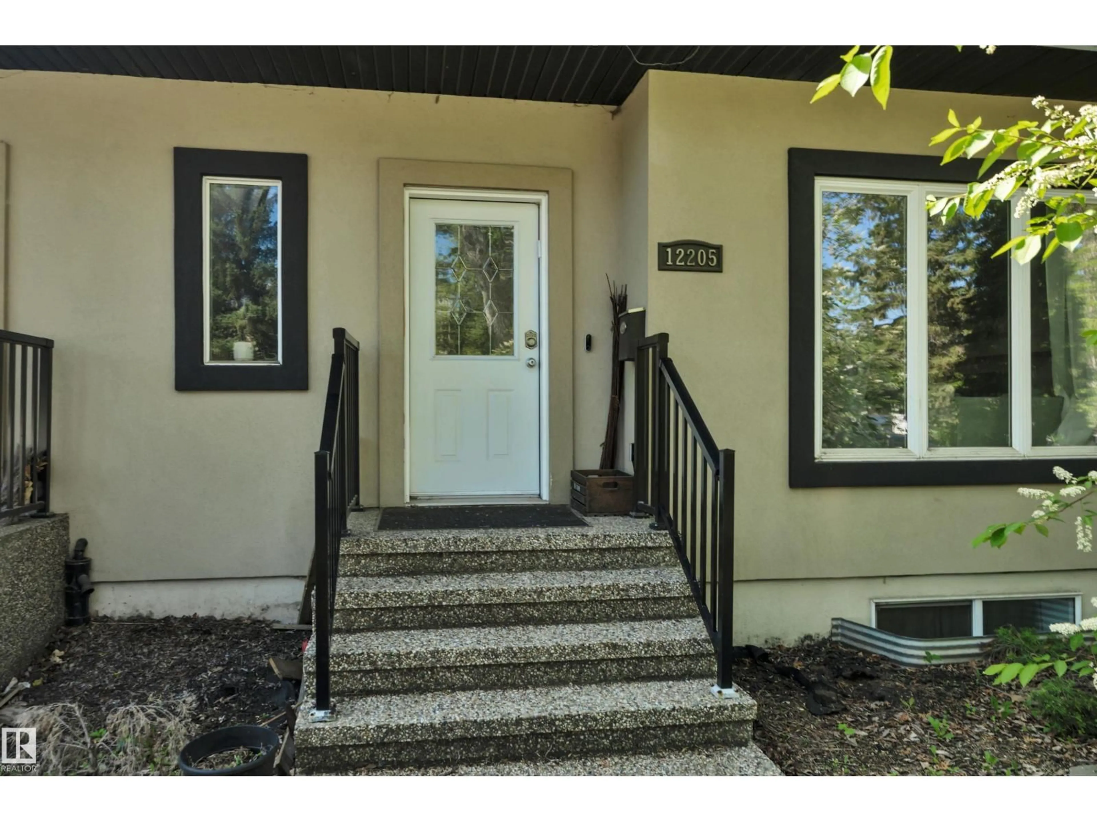 Indoor entryway for 12205 112 AV, Edmonton Alberta T5M0B4