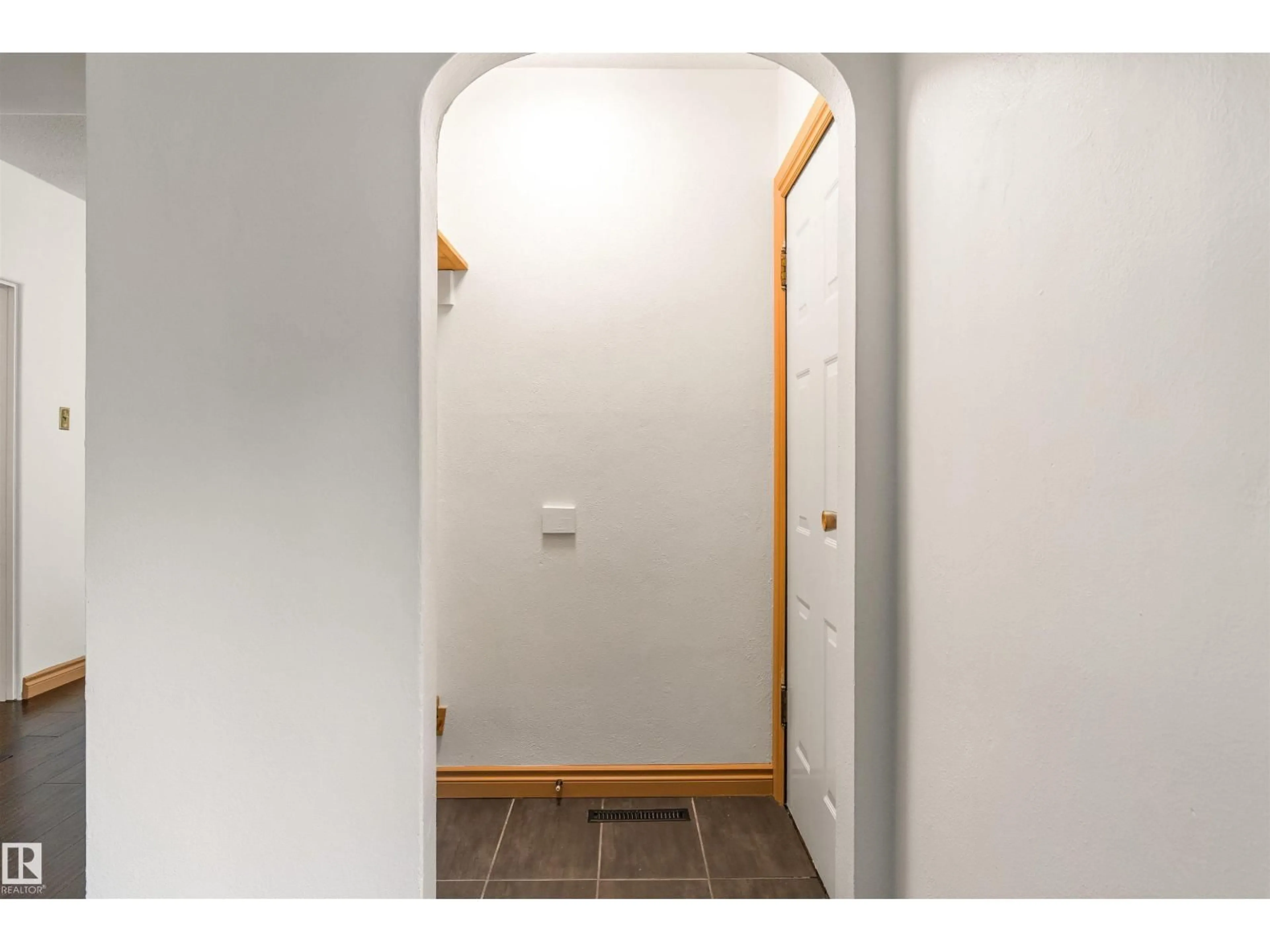 Indoor entryway for 11230 75 AV, Edmonton Alberta T6G0H3