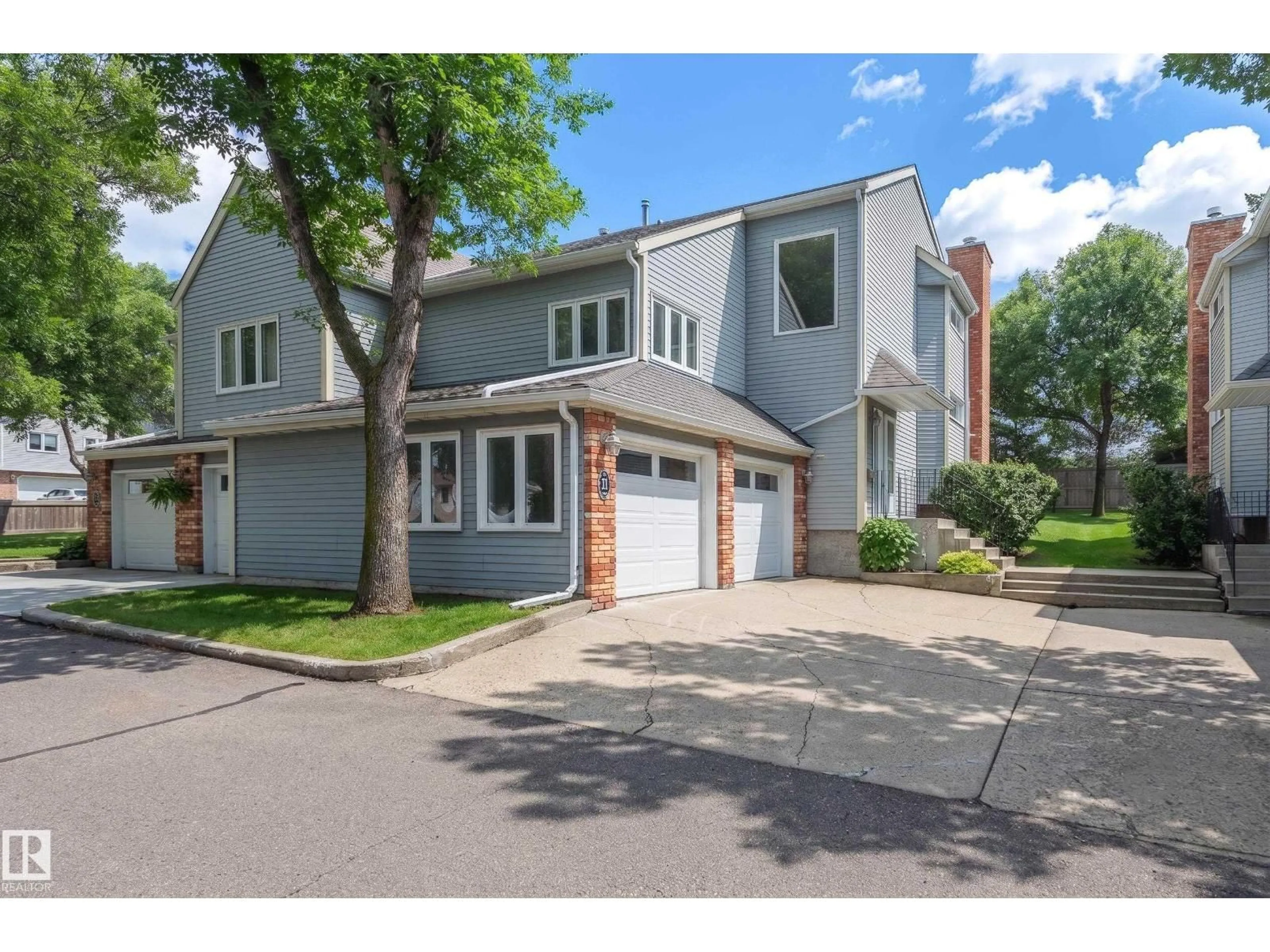 Home with vinyl exterior material, street for 33 WHITEOAKS ES, St. Albert Alberta T8N3M2