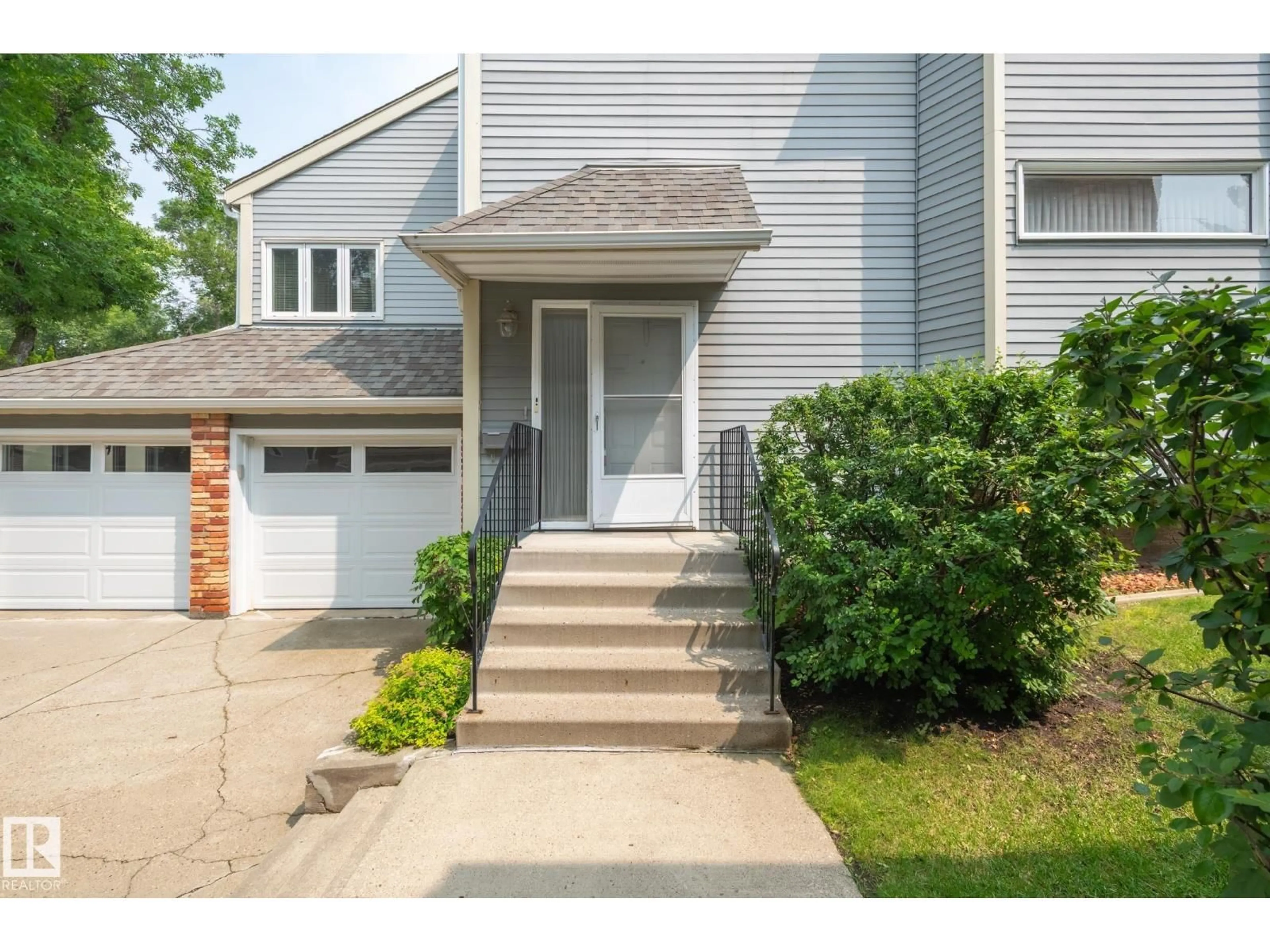 Home with vinyl exterior material, street for 33 WHITEOAKS ES, St. Albert Alberta T8N3M2