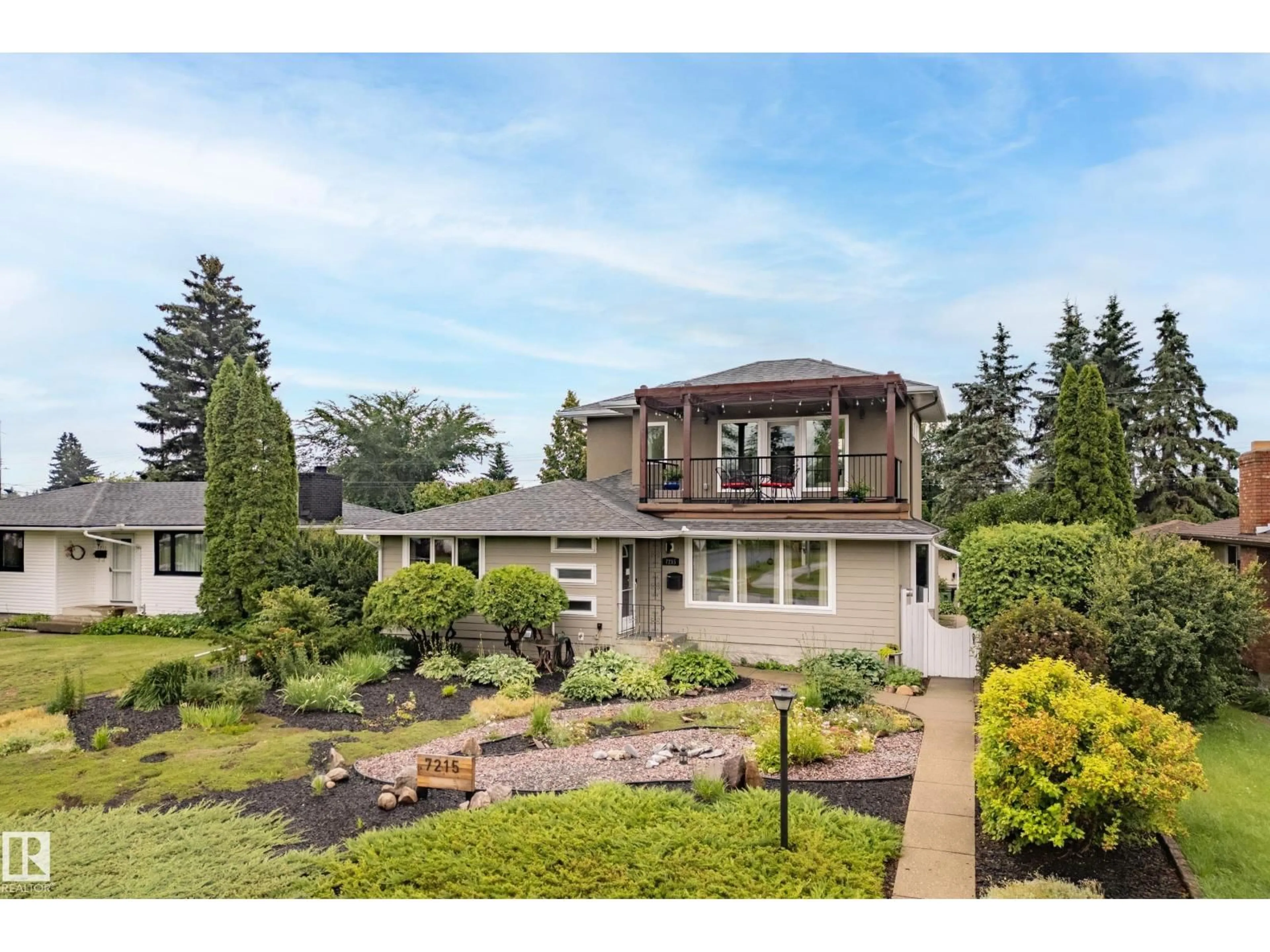 A pic from outside/outdoor area/front of a property/back of a property/a pic from drone, water/lake/river/ocean view for NW - 7215 96B AV, Edmonton Alberta T6B1B9