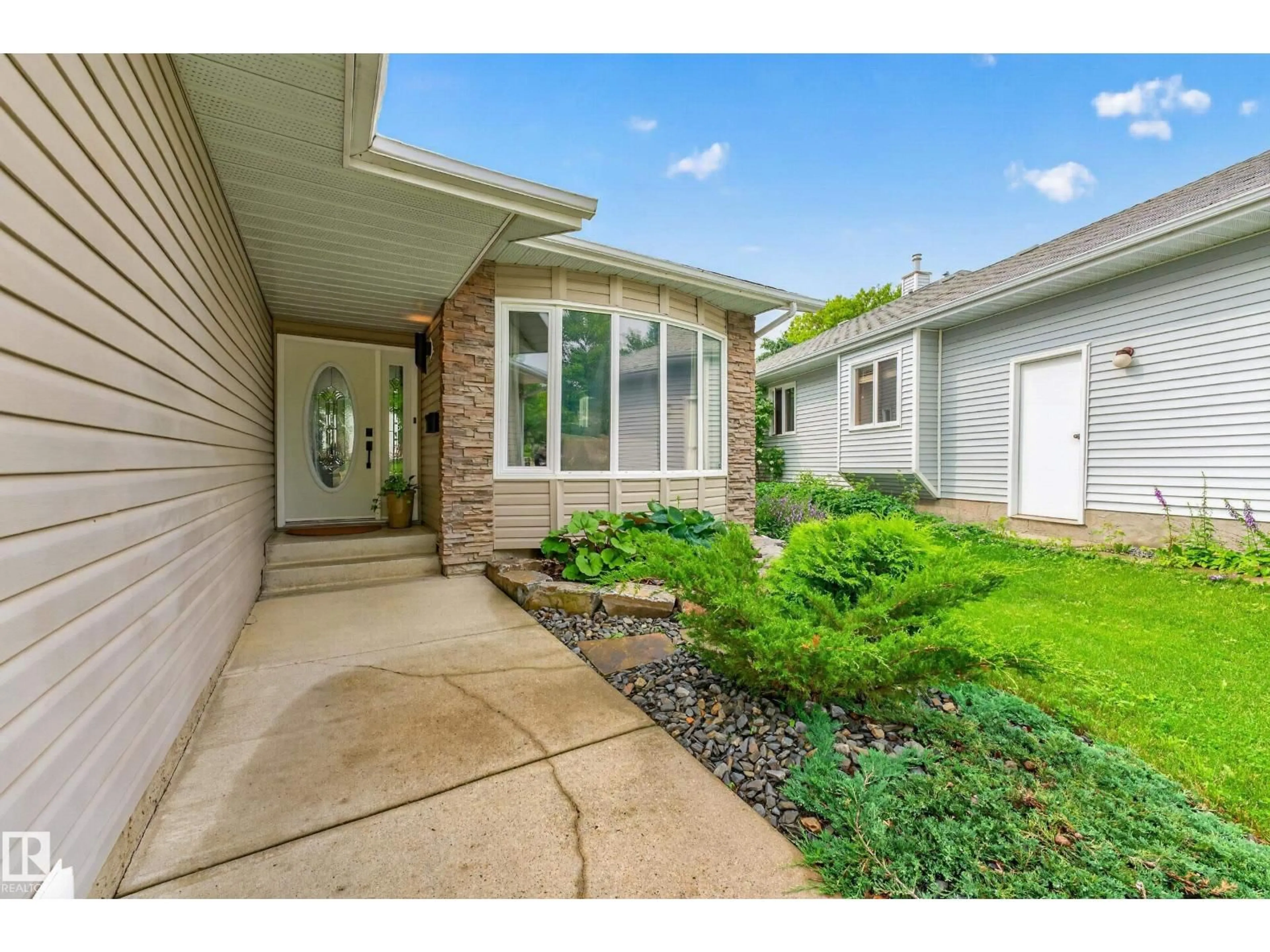 Indoor entryway for 52 HILLSIDE CR, Sherwood Park Alberta T8A5E1