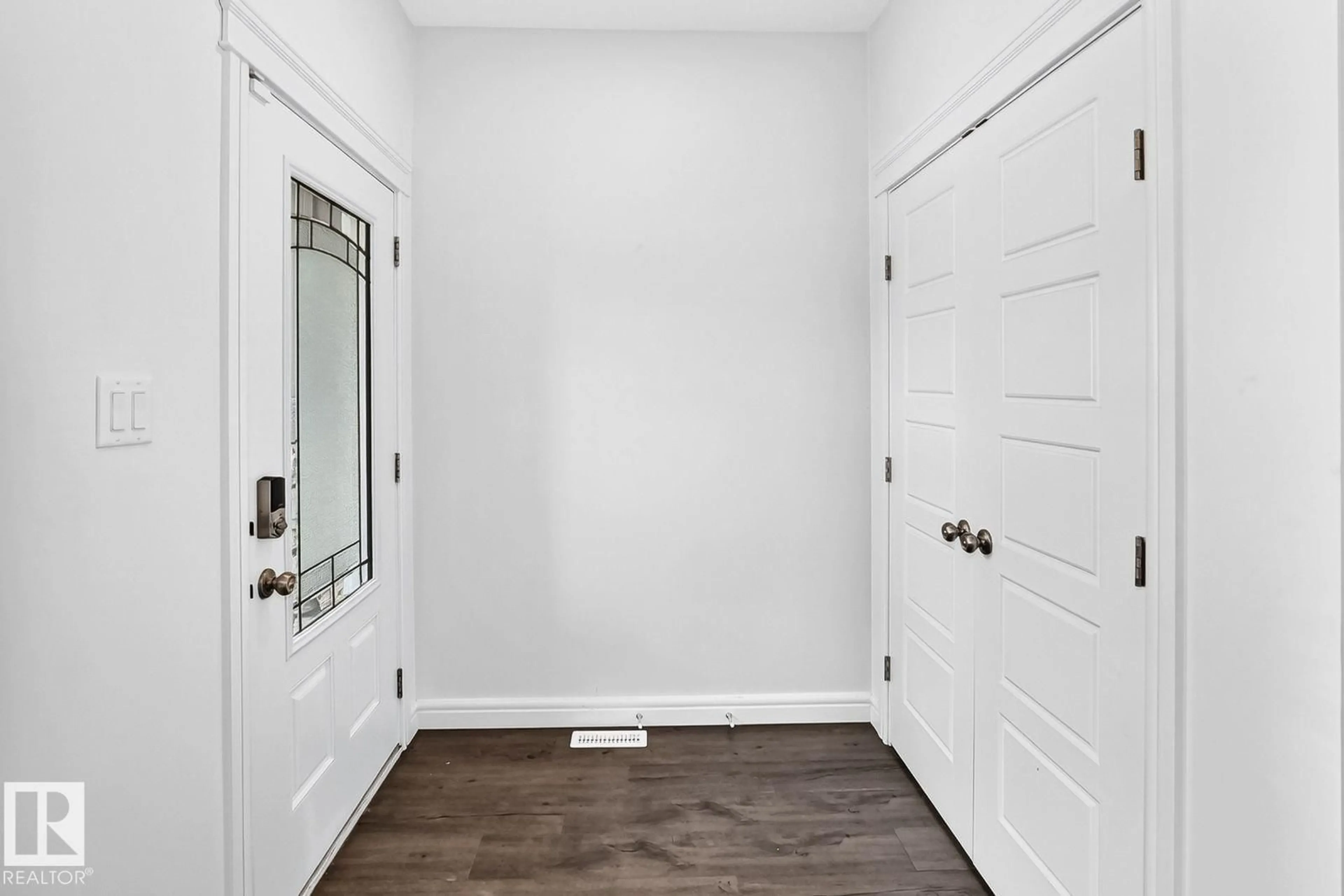 Indoor entryway for 1261 ROSENTHAL BV, Edmonton Alberta T5T7N6
