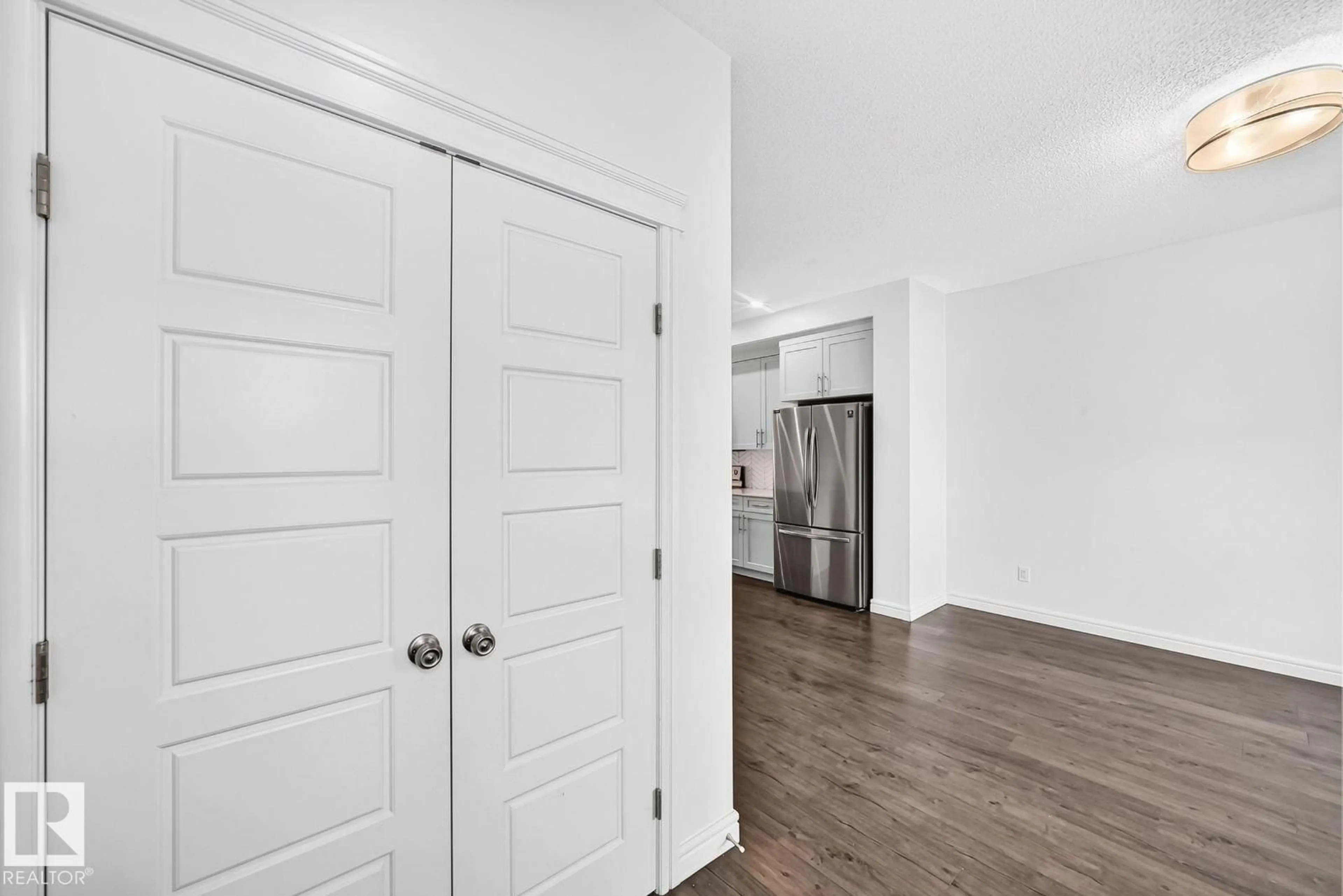 Indoor entryway for 1261 ROSENTHAL BV, Edmonton Alberta T5T7N6