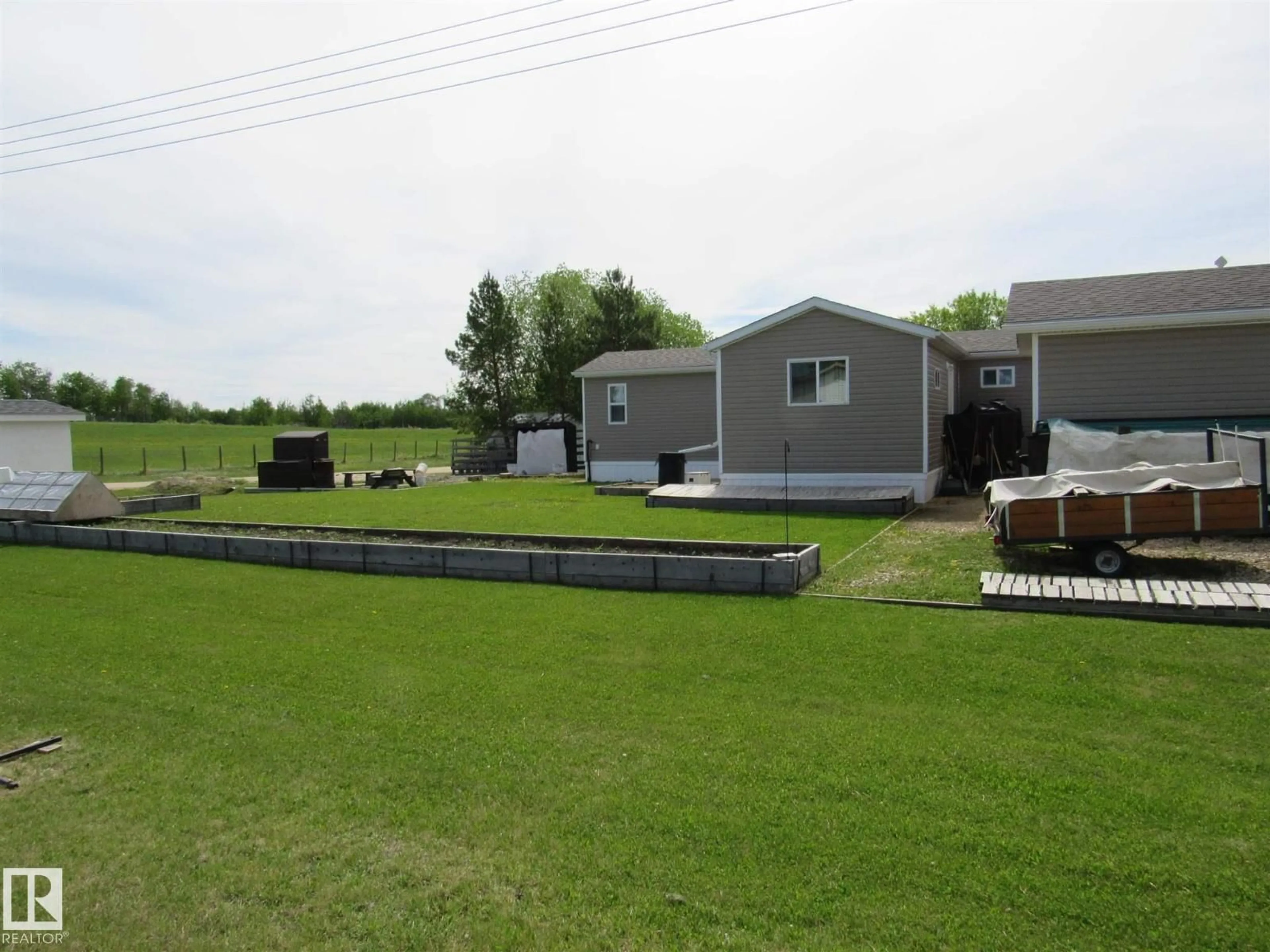 A pic from outside/outdoor area/front of a property/back of a property/a pic from drone, unknown for 4942 49 ST, Manola Alberta T7N1A2