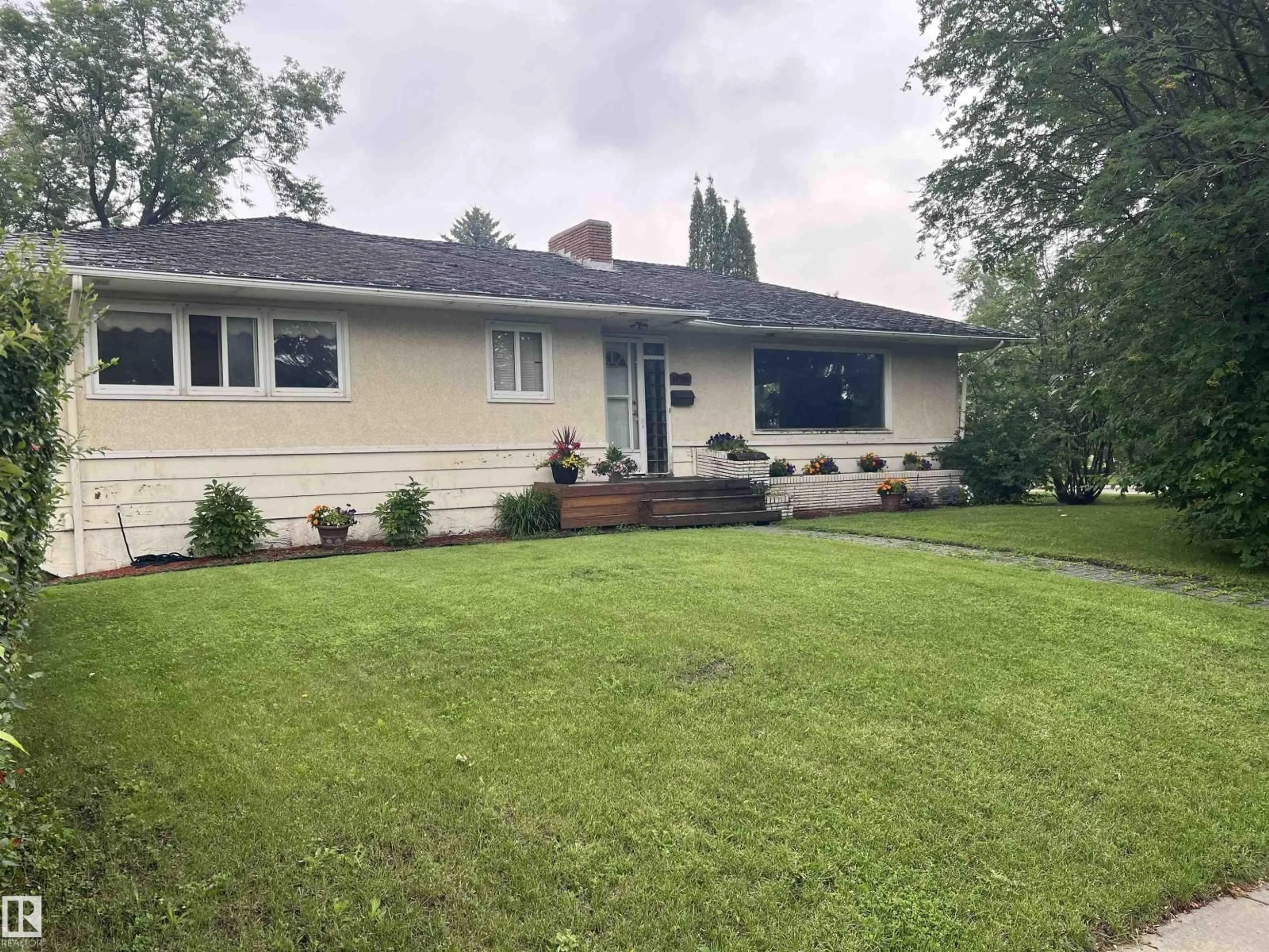 A pic from outside/outdoor area/front of a property/back of a property/a pic from drone, unknown for 14504 95A AV, Edmonton Alberta T5N0B7