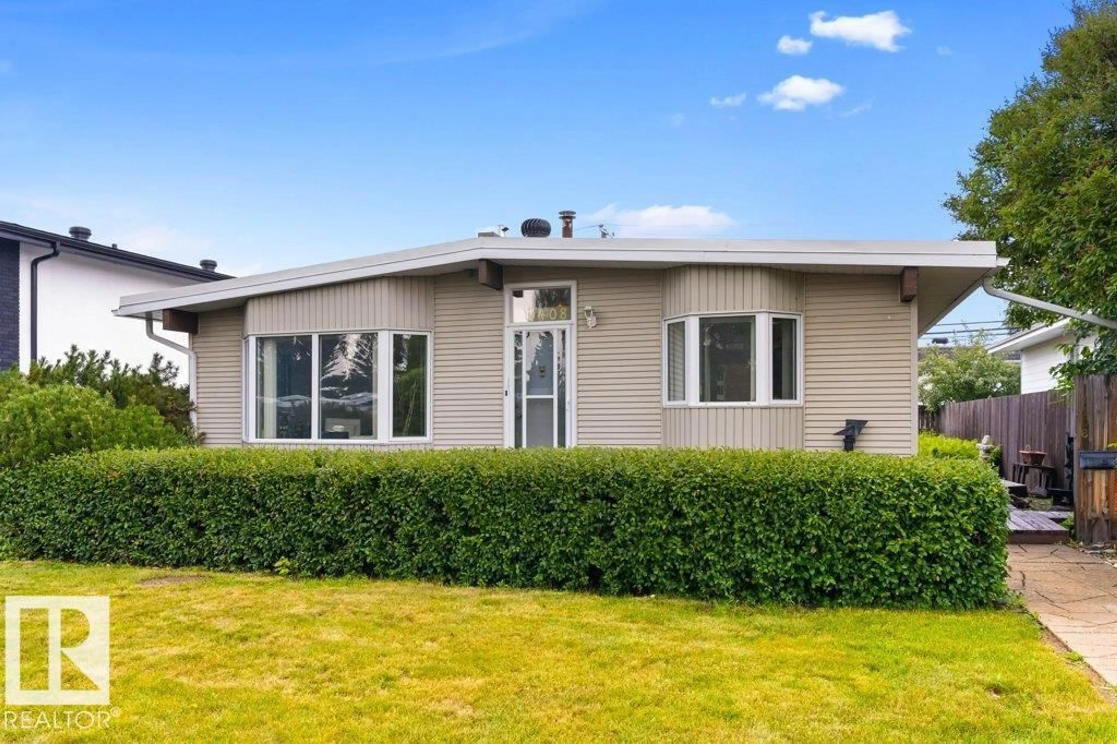 Home with vinyl exterior material, unknown for 11408 53 AV, Edmonton Alberta T6H0S8