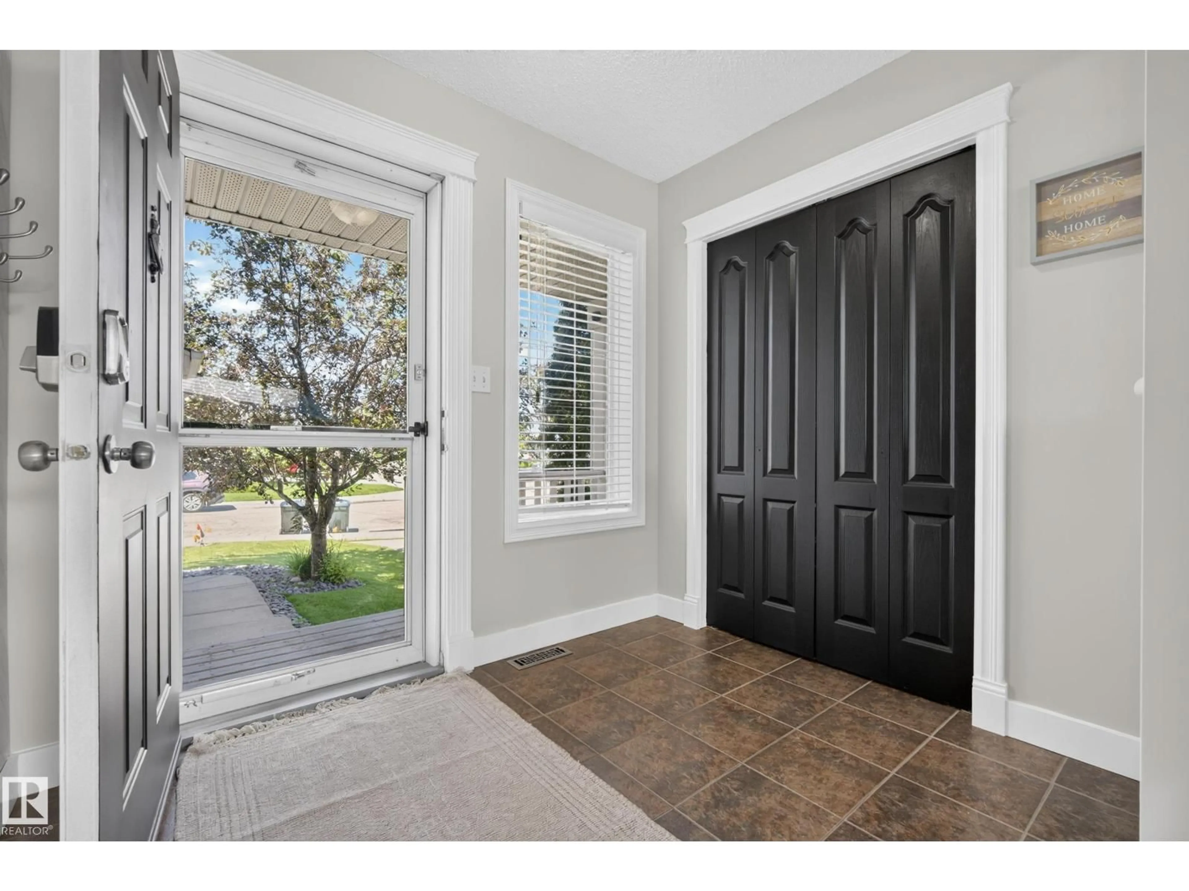 Indoor entryway for 164 FORREST DR, Sherwood Park Alberta T8A6A8