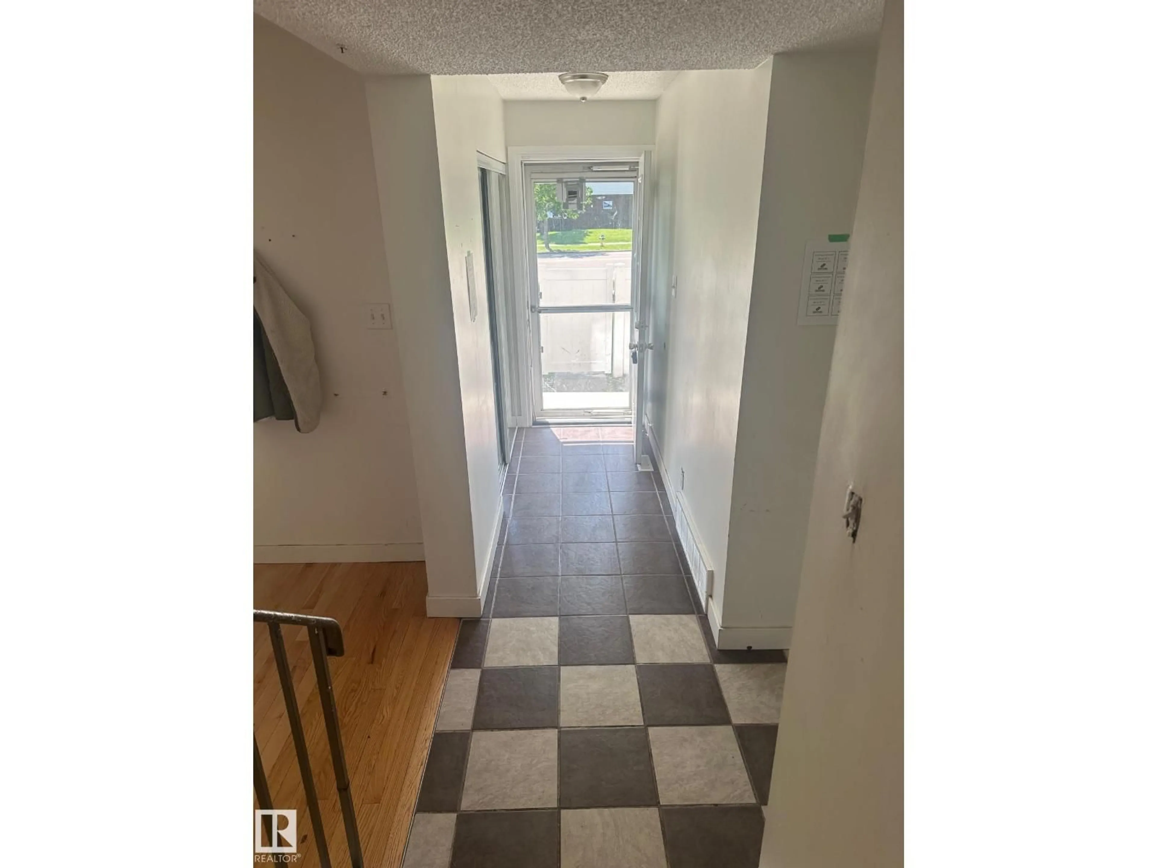Unknown for 5 WOODVALE VG, Edmonton Alberta T6L1W4