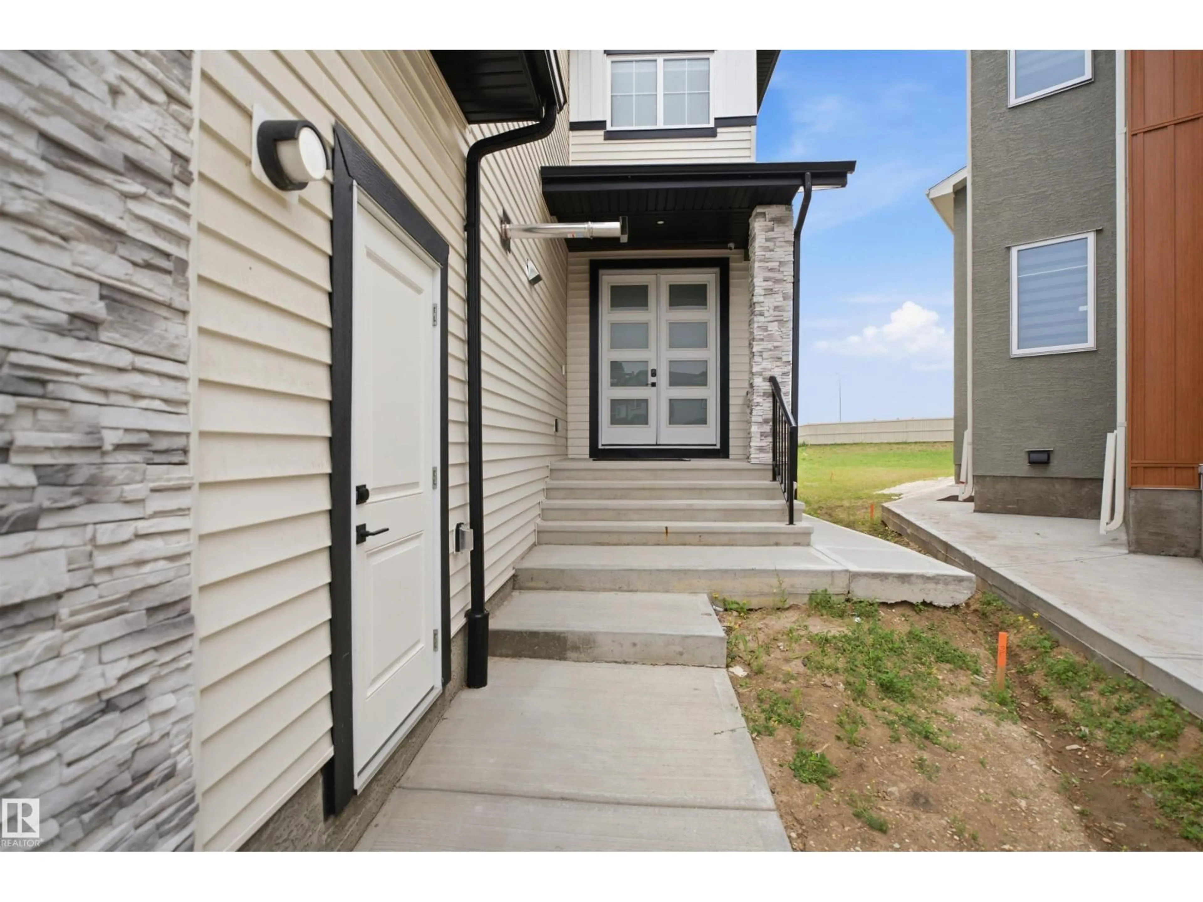 Indoor entryway for 304 33 AV, Edmonton Alberta T6T2V8