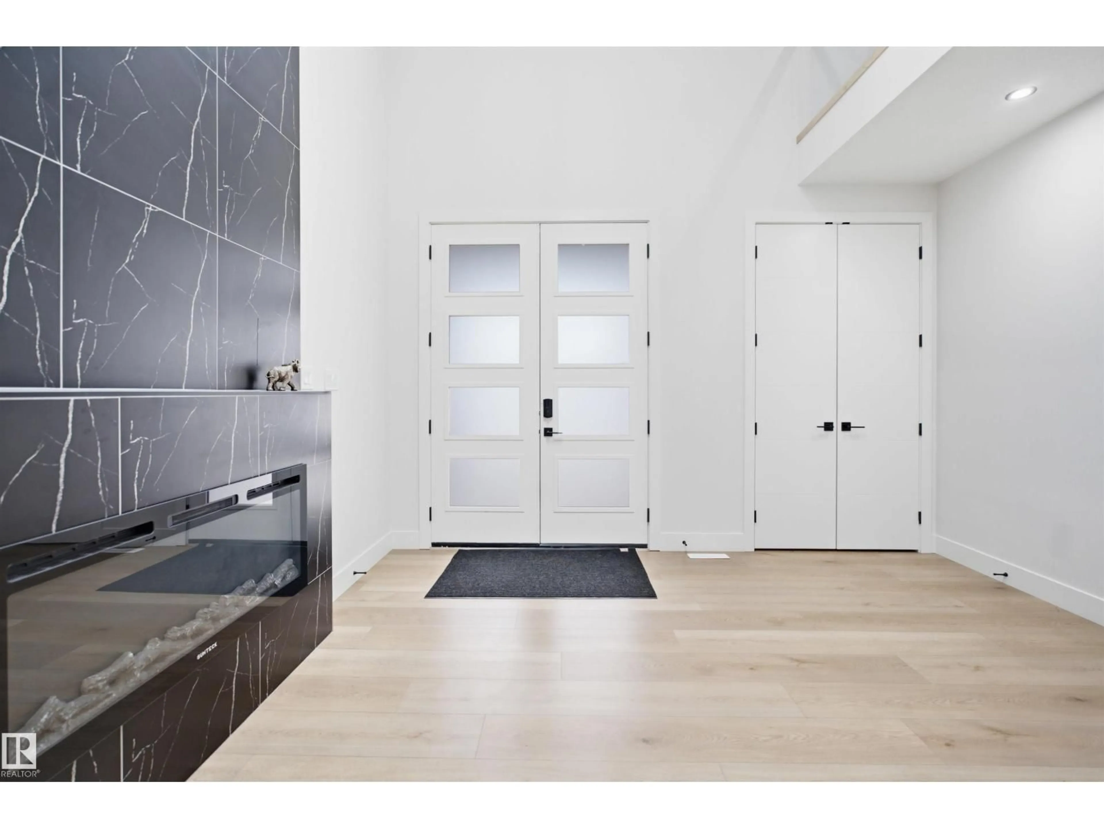 Indoor entryway for 304 33 AV, Edmonton Alberta T6T2V8