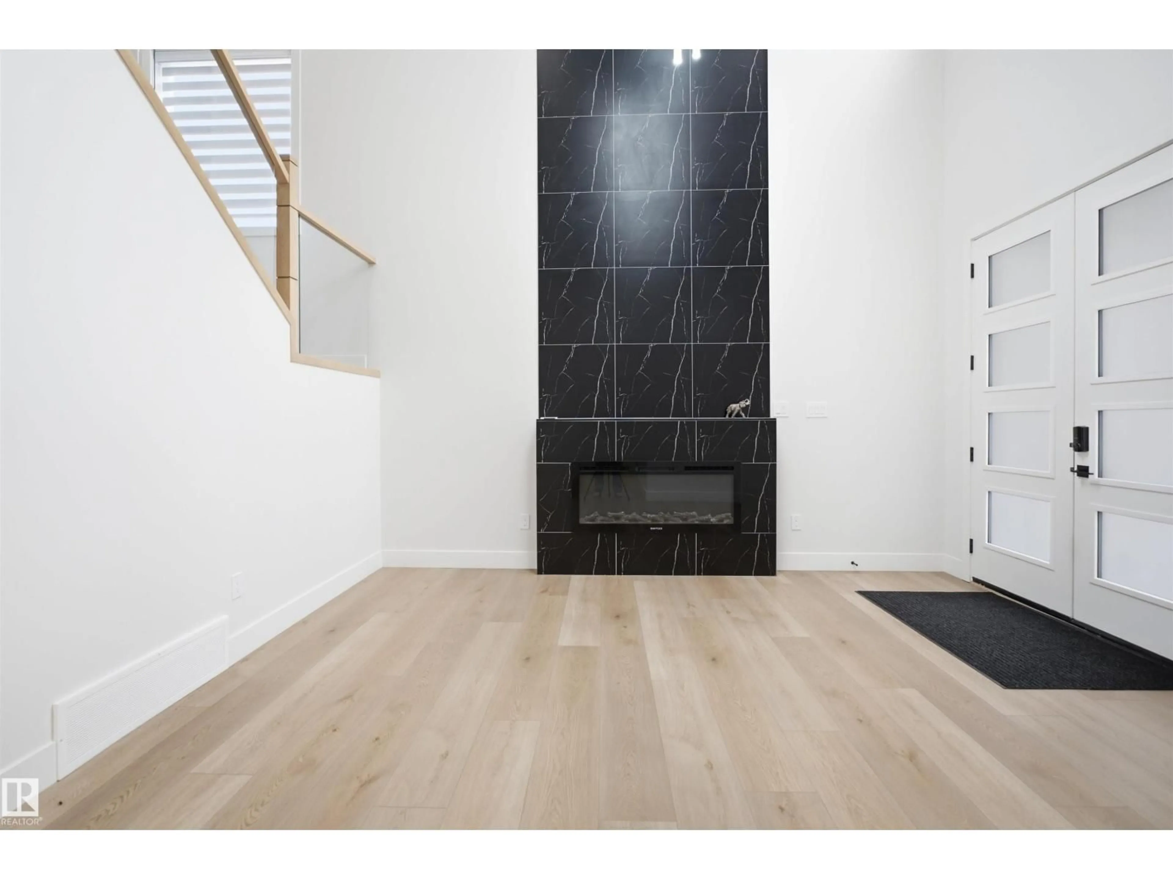 Indoor entryway for 304 33 AV, Edmonton Alberta T6T2V8
