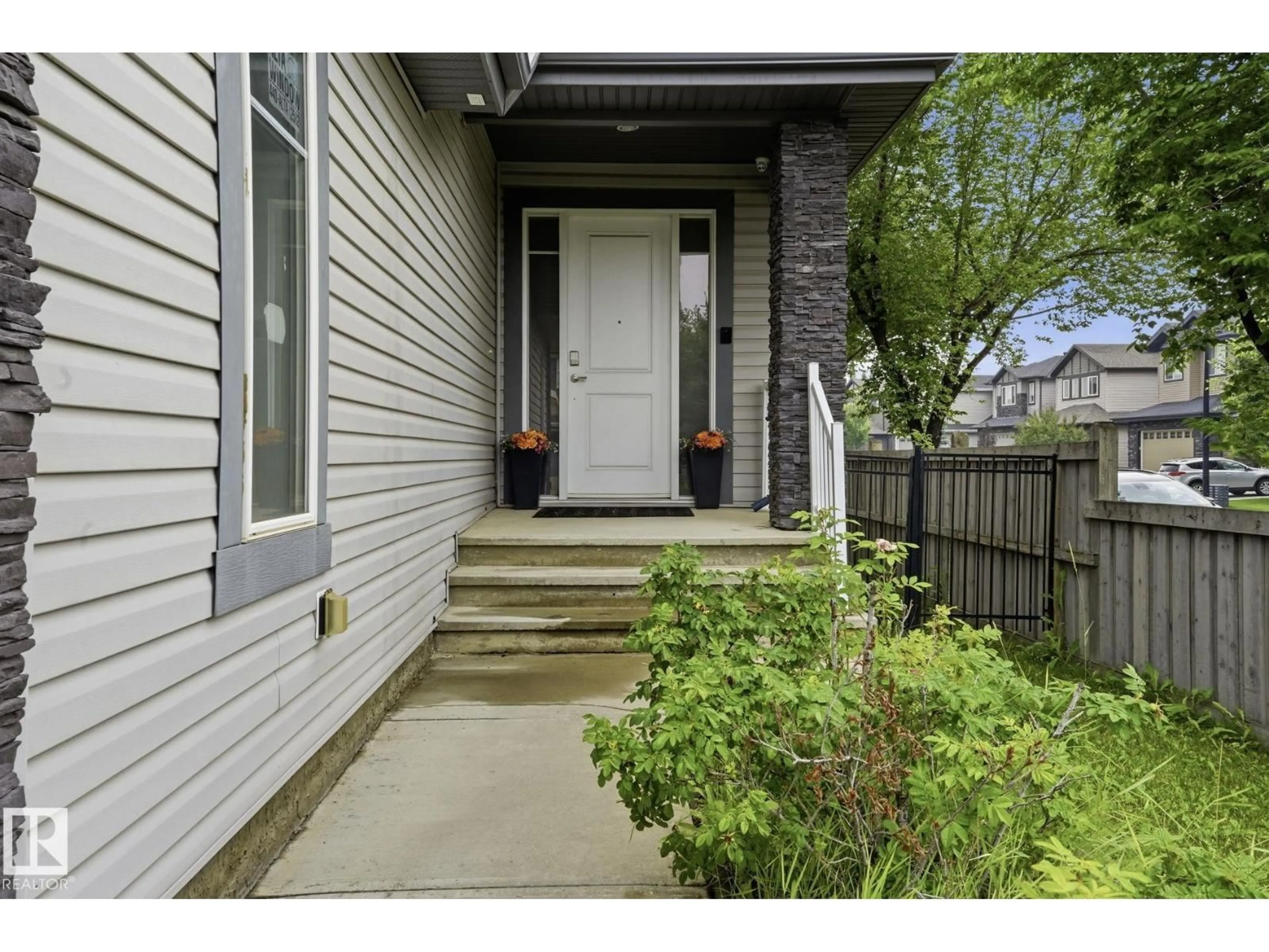 Indoor entryway for 1051 174 ST, Edmonton Alberta T6W1Z6