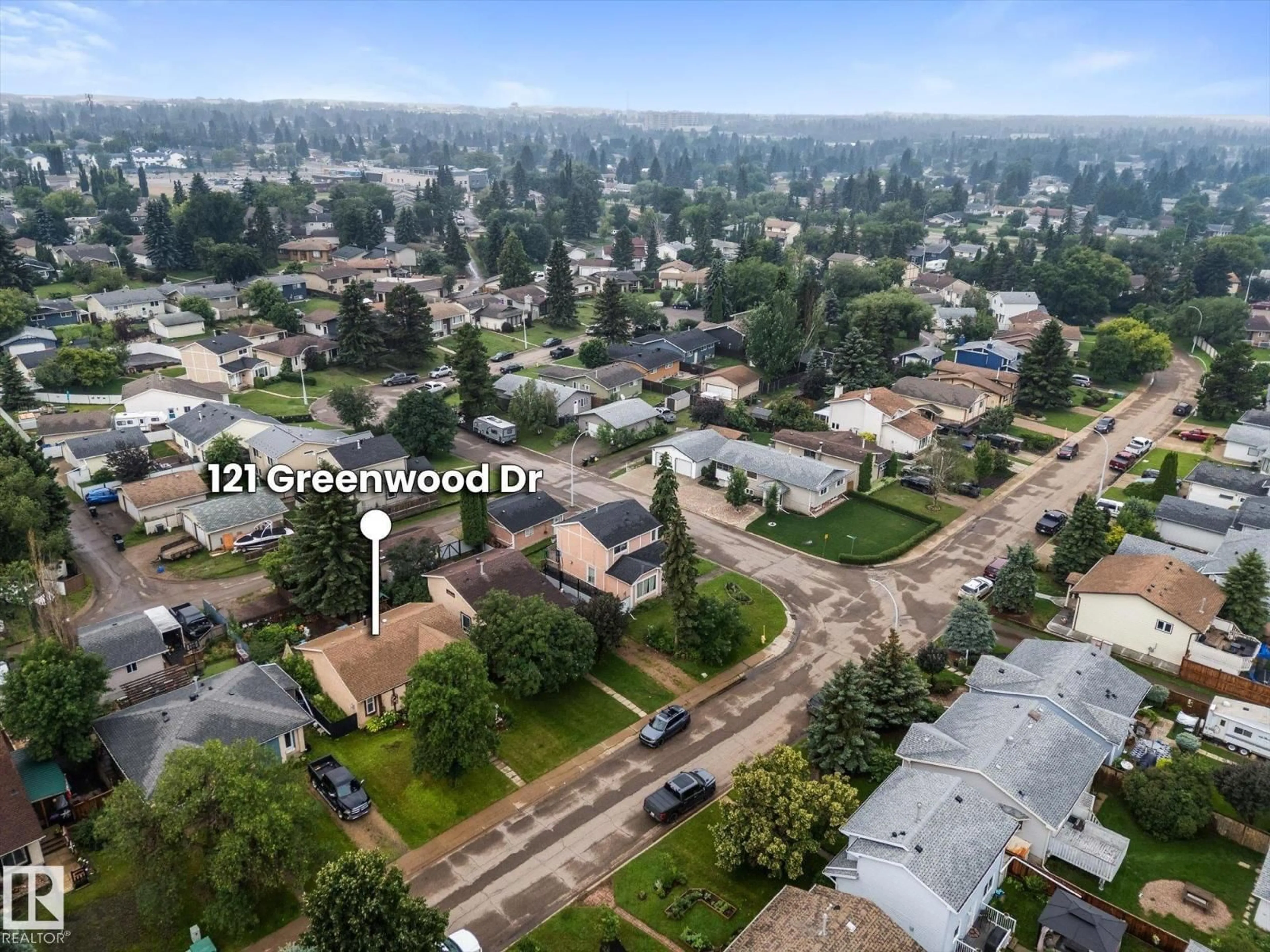 A pic from outside/outdoor area/front of a property/back of a property/a pic from drone, street for 121 GREENWOOD DR, Spruce Grove Alberta T7X1X8