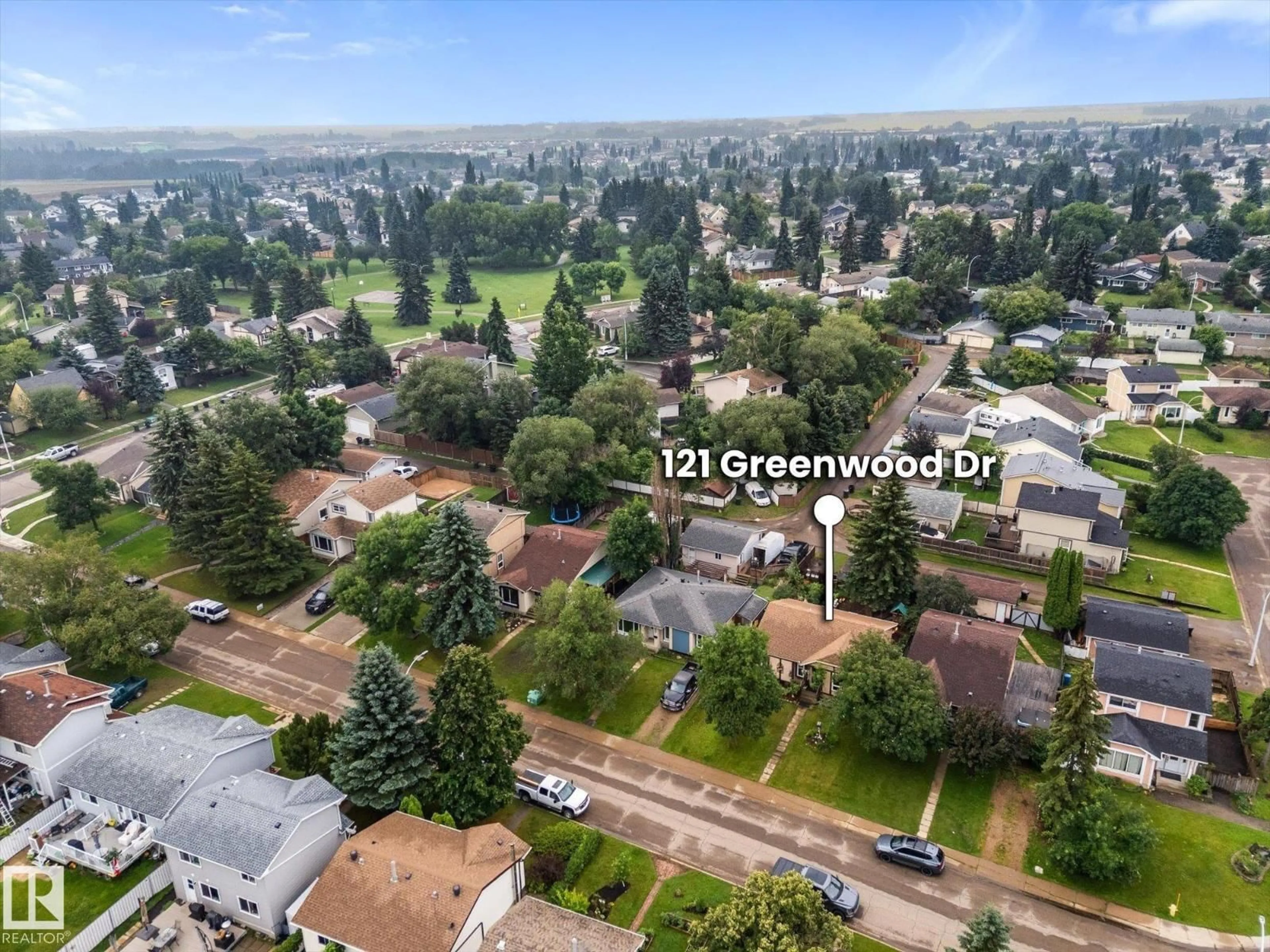 A pic from outside/outdoor area/front of a property/back of a property/a pic from drone, street for 121 GREENWOOD DR, Spruce Grove Alberta T7X1X8