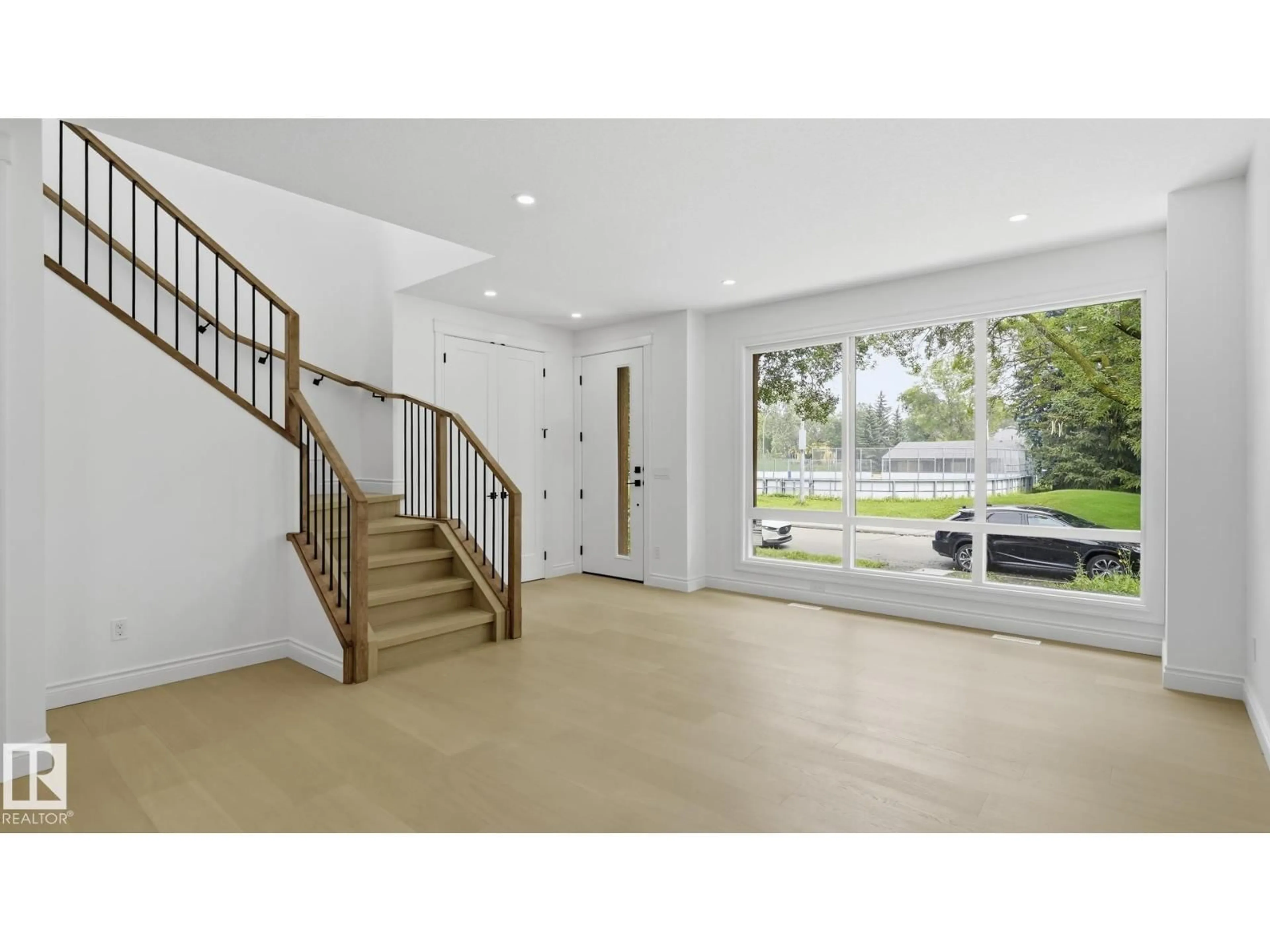 Indoor foyer for 9226 94 ST, Edmonton Alberta T6C3V5