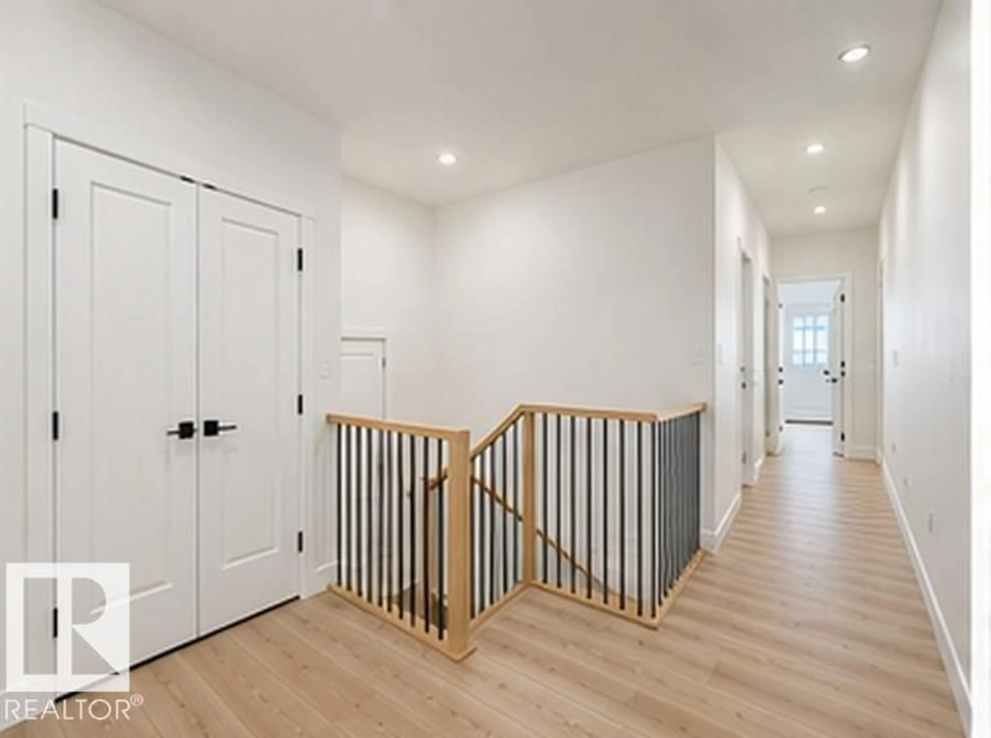 Indoor entryway for 3320 CHICKADEE DR, Edmonton Alberta T5S0V4