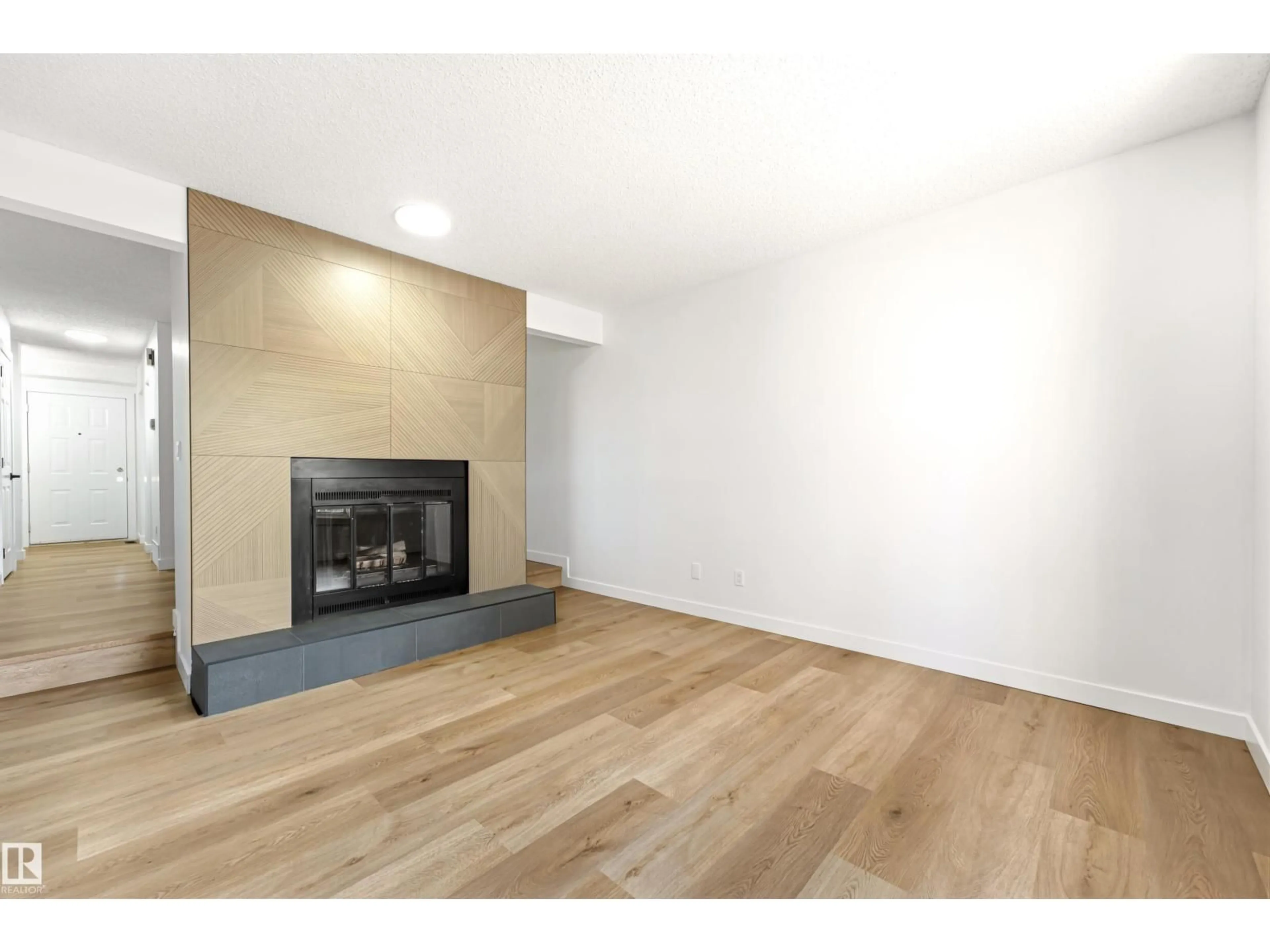 A pic of a room for #4 - 7604 29 AV, Edmonton Alberta T6K3Z2